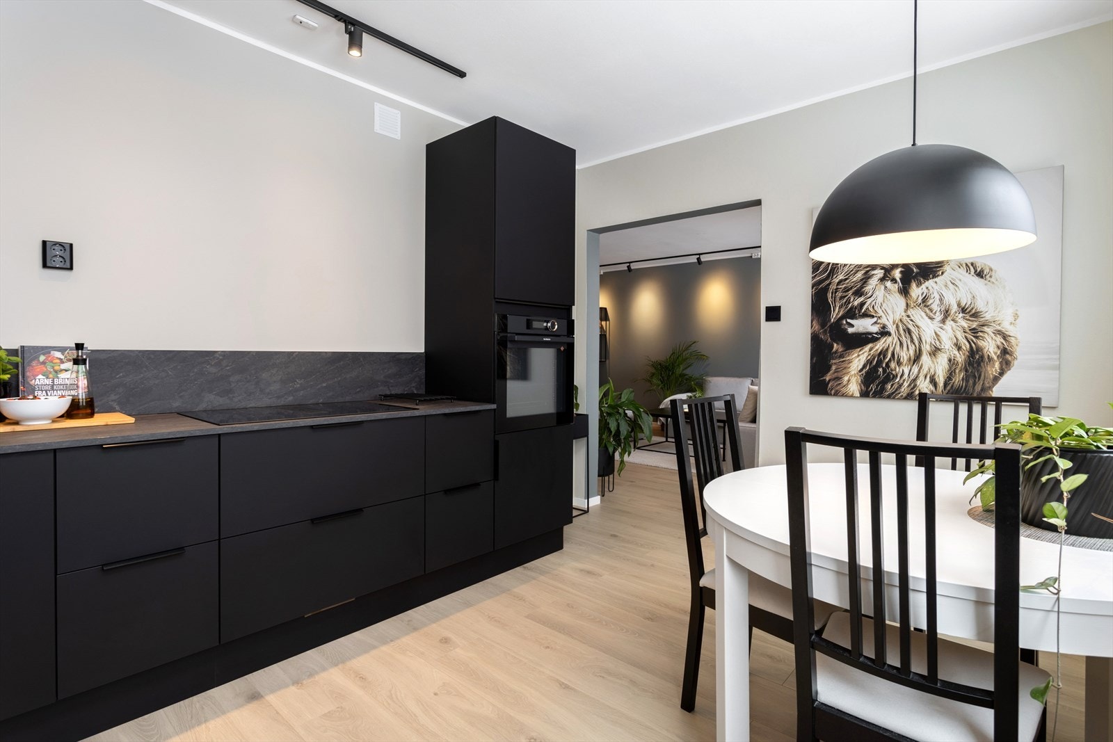 God skap- og benkeplass gjør kjøkkenet til et naturlig samlingspunkt i hjemmet - perfekt for både matlaging og sosiale sammenkomster. Galleribilde