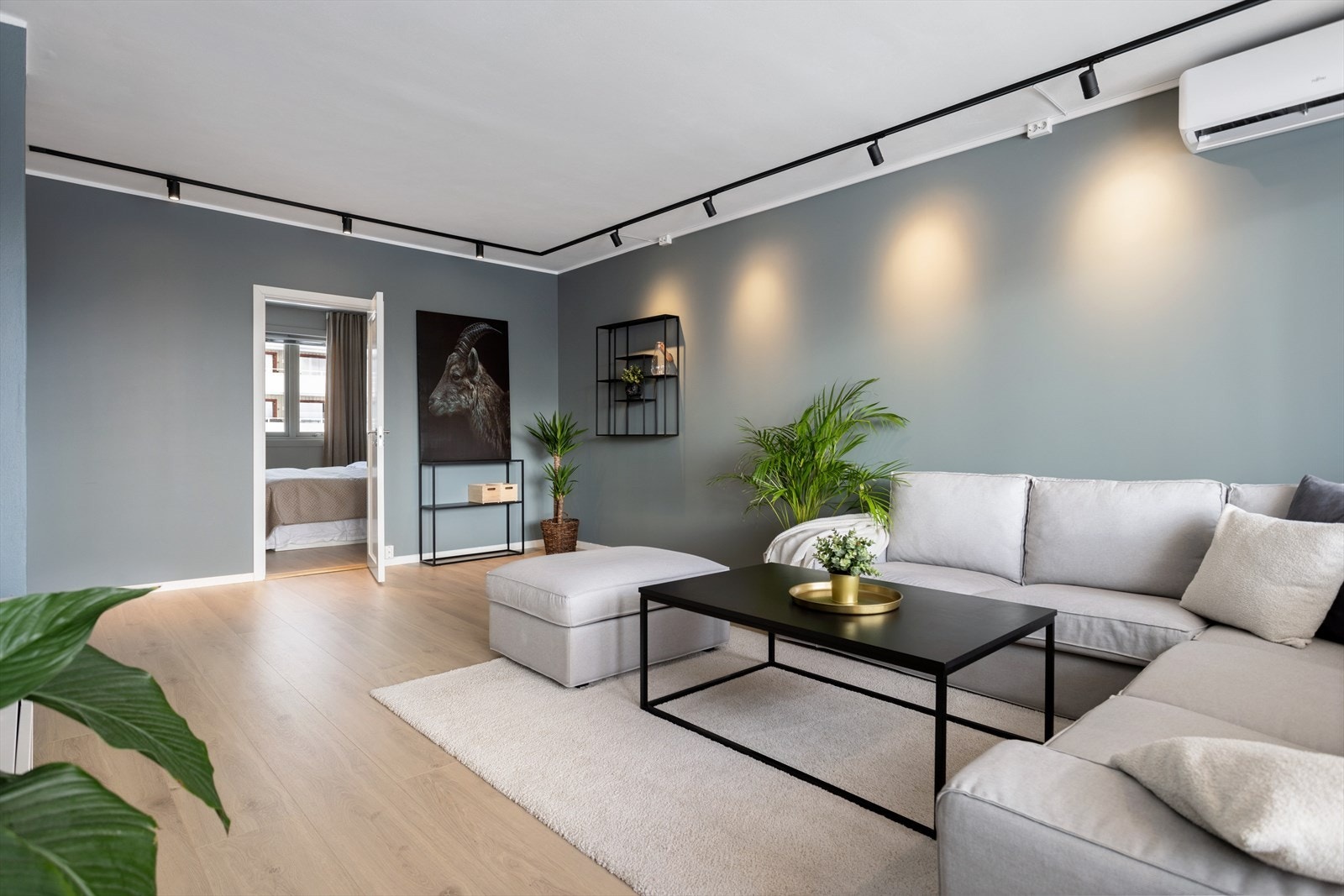 Spotskinner sørger for at stuen får en eksklusiv fremtoning. All belysning i leiligheten er dimbar, med unntak av lyset i gangen. Galleribilde