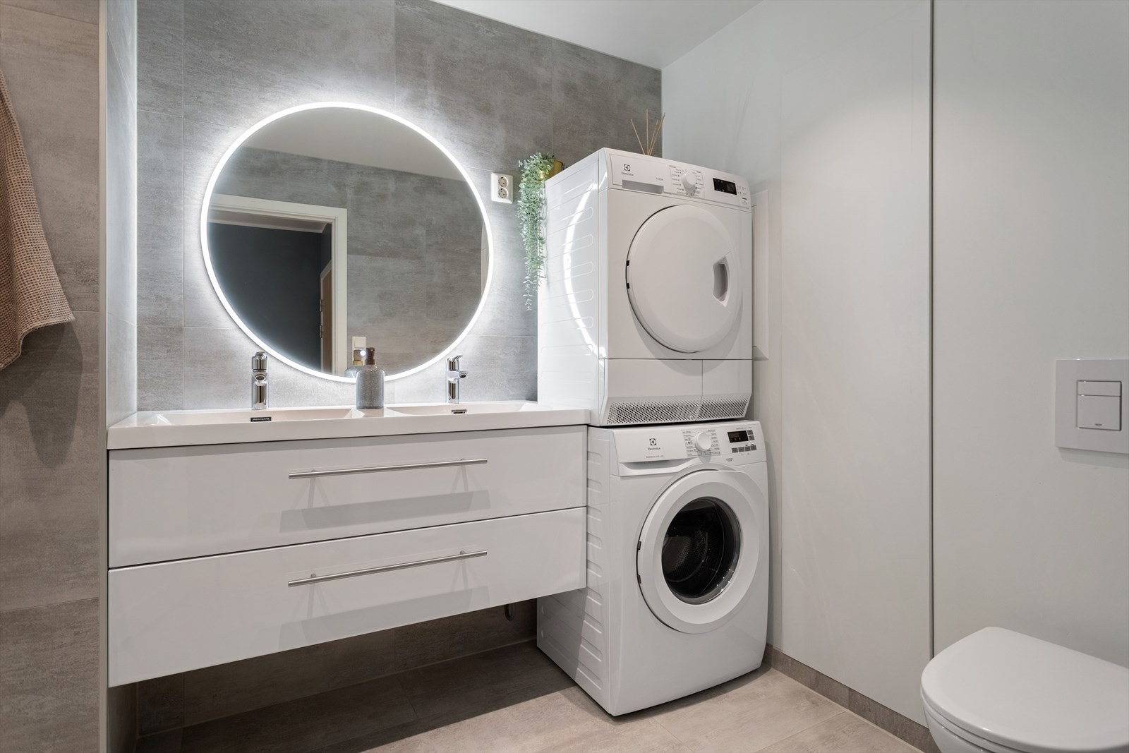 Her finner du dobbelservant med integrerte skap, ekstra toalett og ny rørføring utført av fagfolk i 2023. Galleribilde