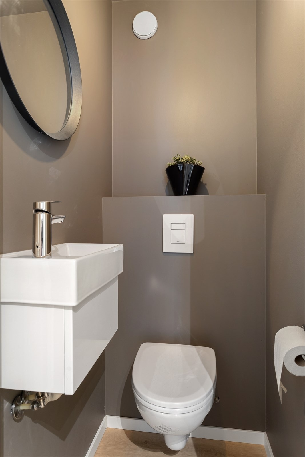 I tillegg har man et praktisk og pent gjestetoalett oppusset i 2023. Galleribilde