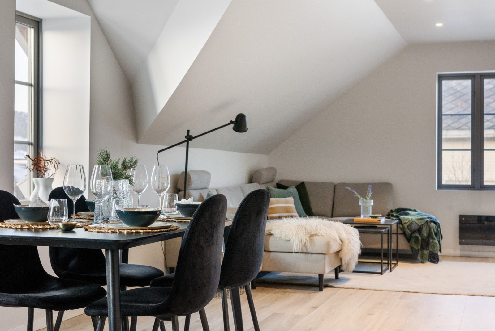 Med høye vinduer og skrå tak gjør denne leiligheten både lys og ganske så kul! Galleribilde