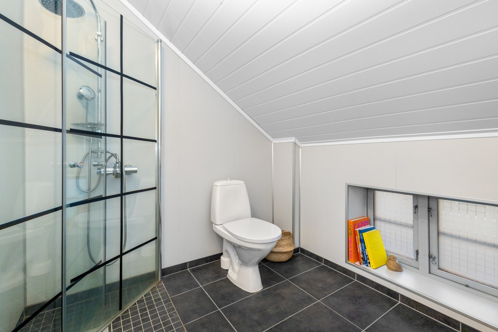 Bad med dusj, wc og opplegg for vaskemaskin. Galleribilde