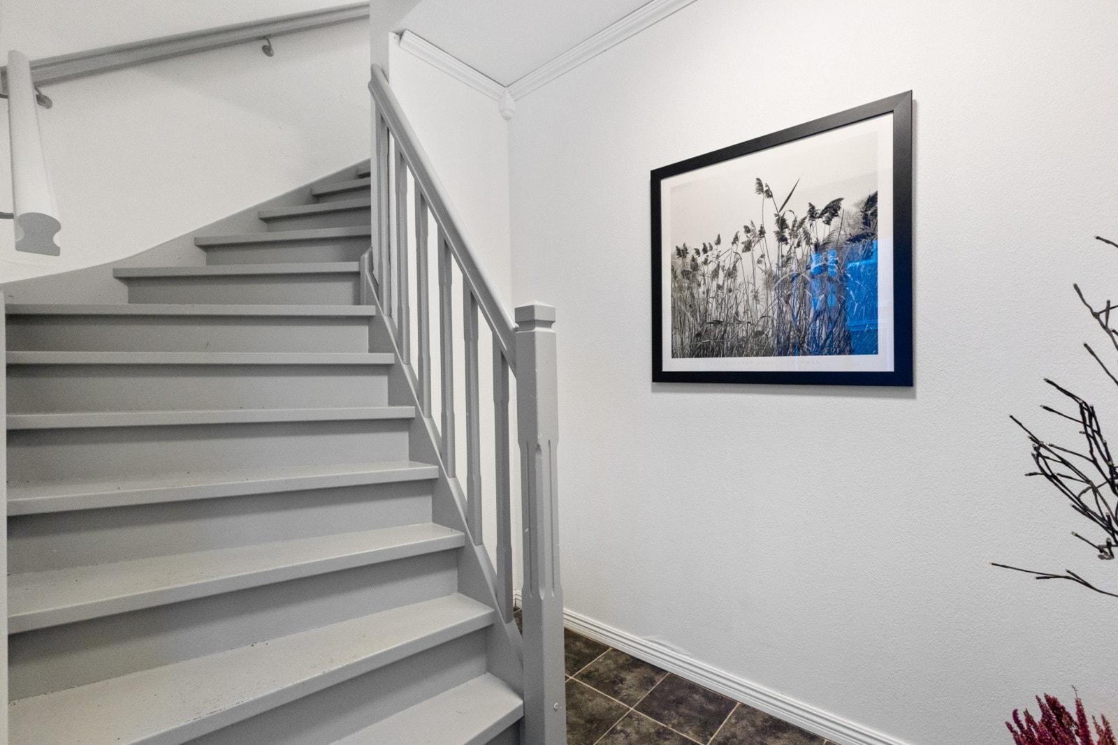 Hovedinngang deles kun av denne leiligheten og en til leilighet, og det er ingen leiligheter som ligger over denne Galleribilde