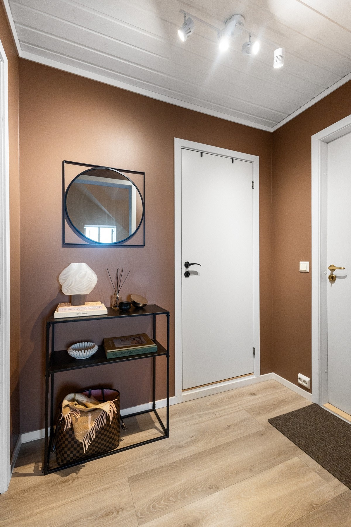 Velkommen inn! Entre med plass til sko og tøy. Galleribilde