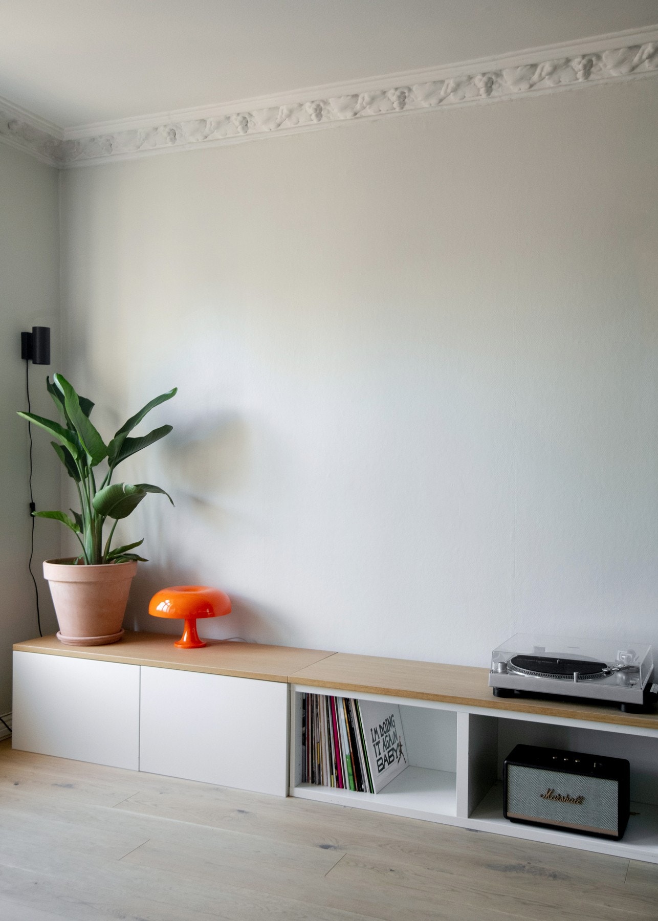 Stuen er malt i en nøytral og lun farge som gir en behagelig og harmonisk følelse, perfekt som bakteppe for din personlige stil. Galleribilde