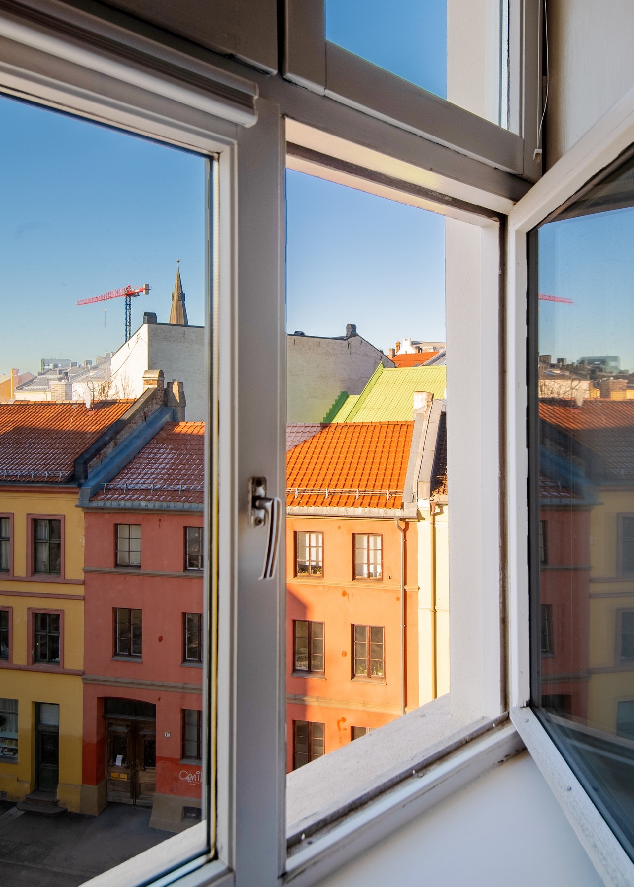 Utsynet mot nærområdet og den rolige, lite trafikkerte gaten gjør dette til et fredelig og behagelig oppholdsrom. Galleribilde