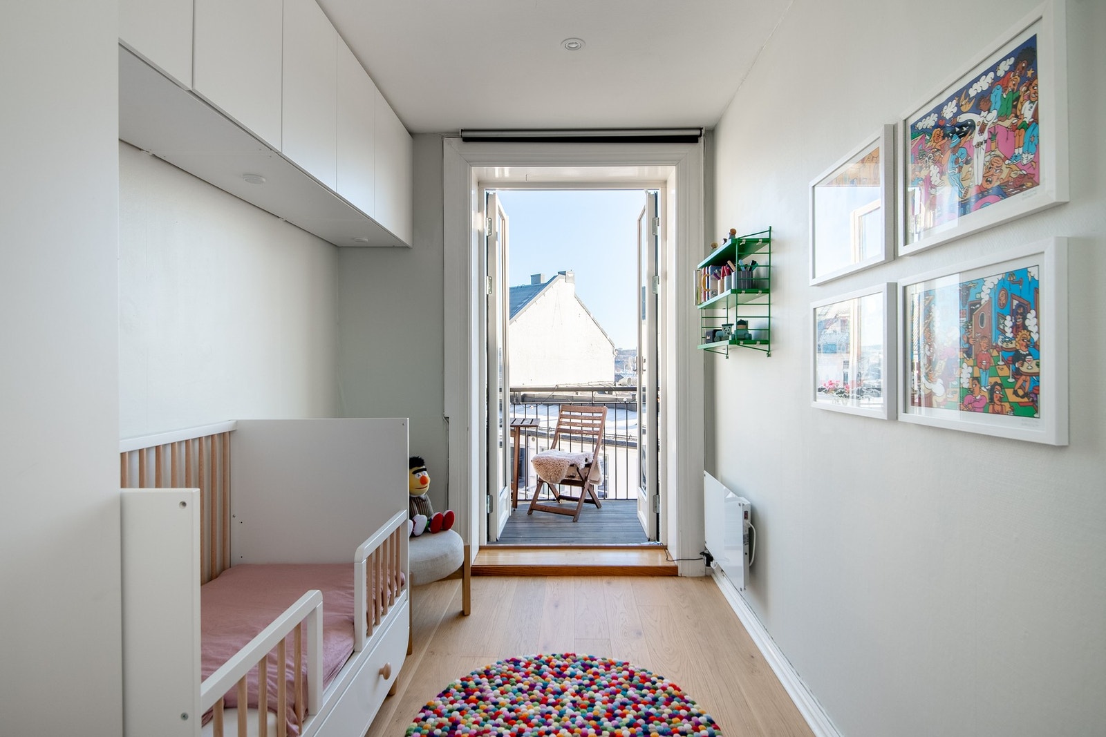 Soverom 2 egner seg perfekt som et ekstra soverom, barnerom, gjesterom eller et hjemmekontor med en inspirerende utsikt. Galleribilde