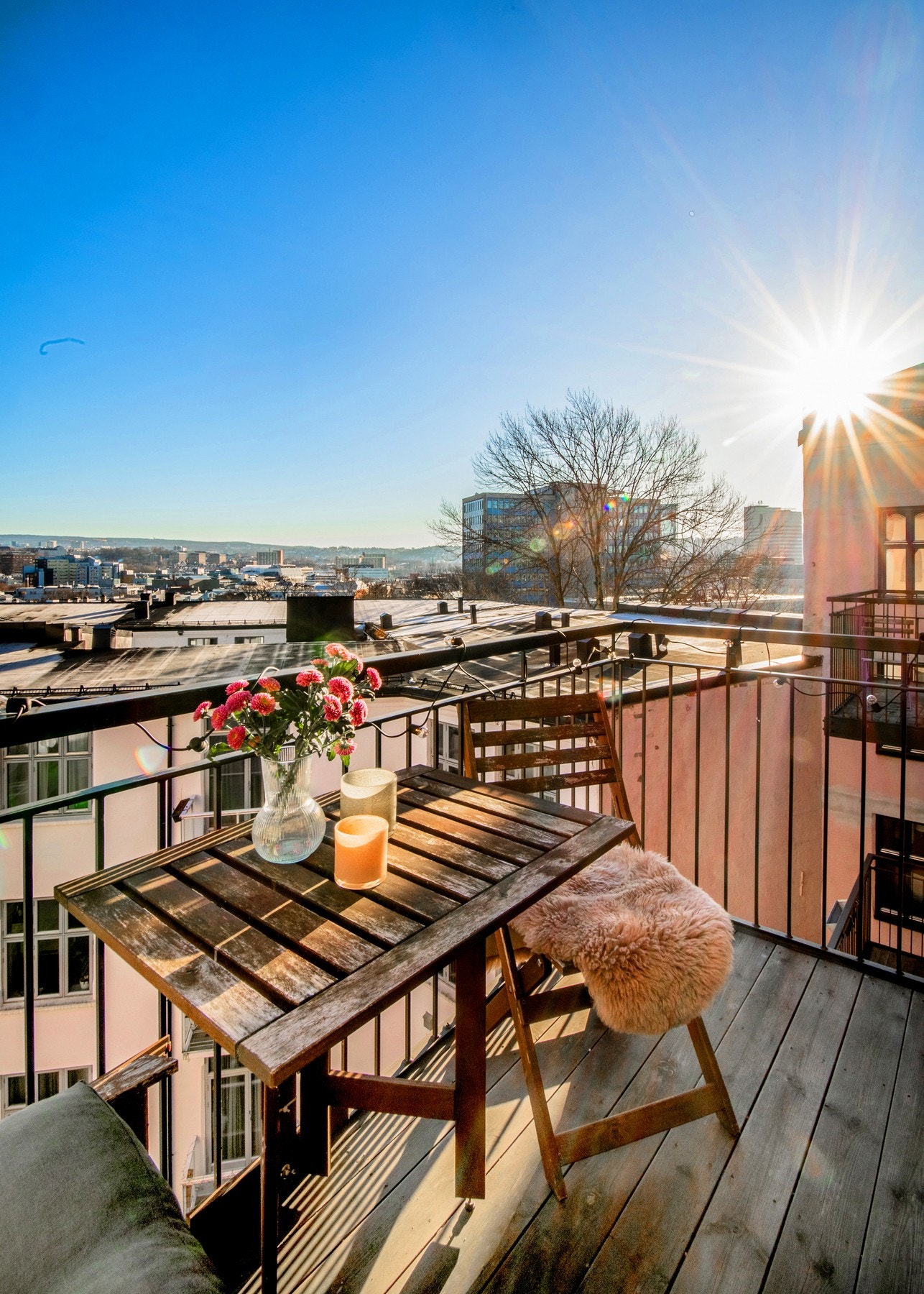 Balkongen byr på en god atmosfære hvor du kan slappe av og nyte de skiftende årstidene. Galleribilde