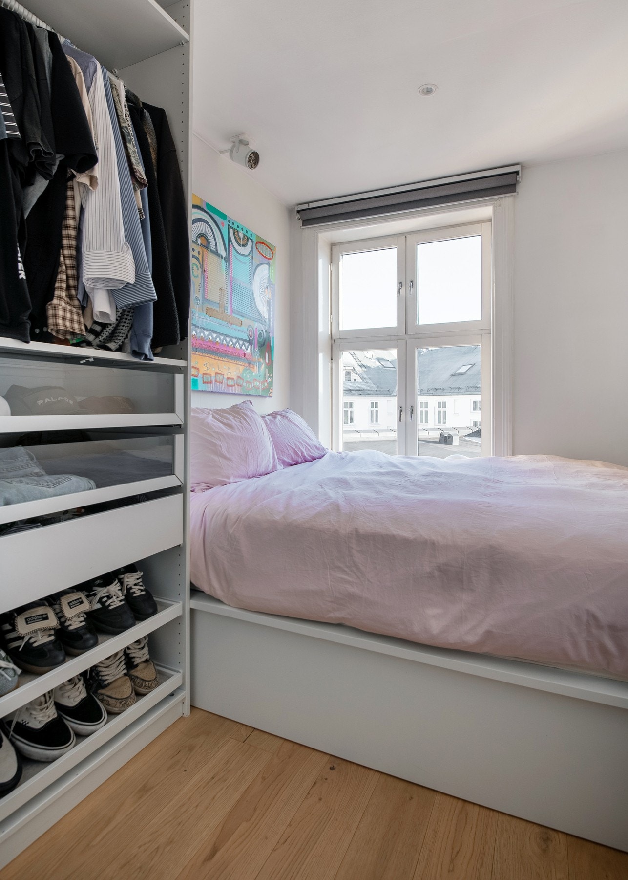 Hovedsoverommet er romslig og malt i en nøytral farge og kan by på plass til dobbeltseng og tilhørende garderobeskap. Galleribilde