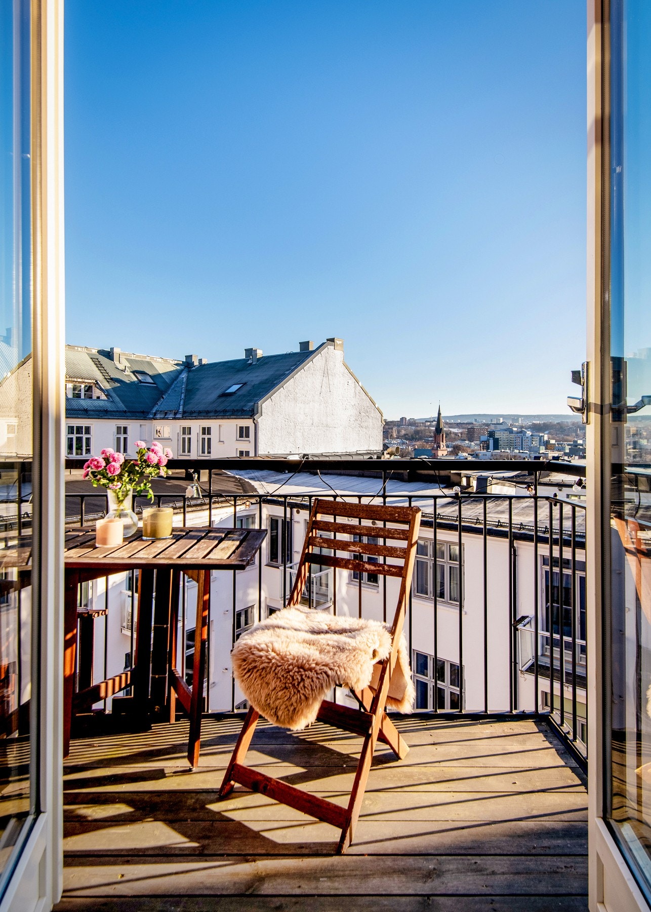 Fra soverom 2 er det direkte adkomst ut til en boligens balkong. Galleribilde