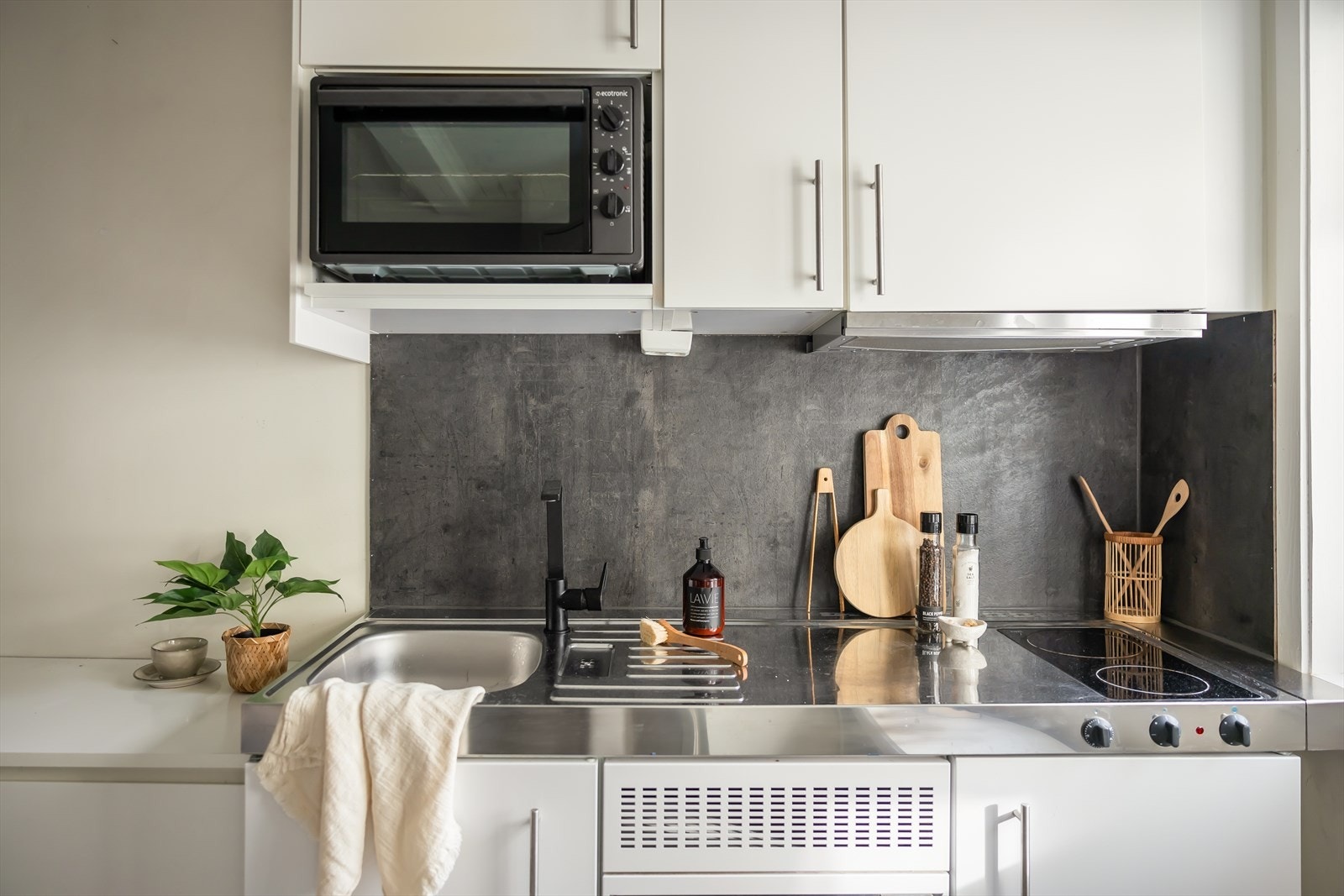 Praktisk innredet med stekeovn, mikrobølgeovn, koketopp, kjøleskap og nedfelt vask. Galleribilde