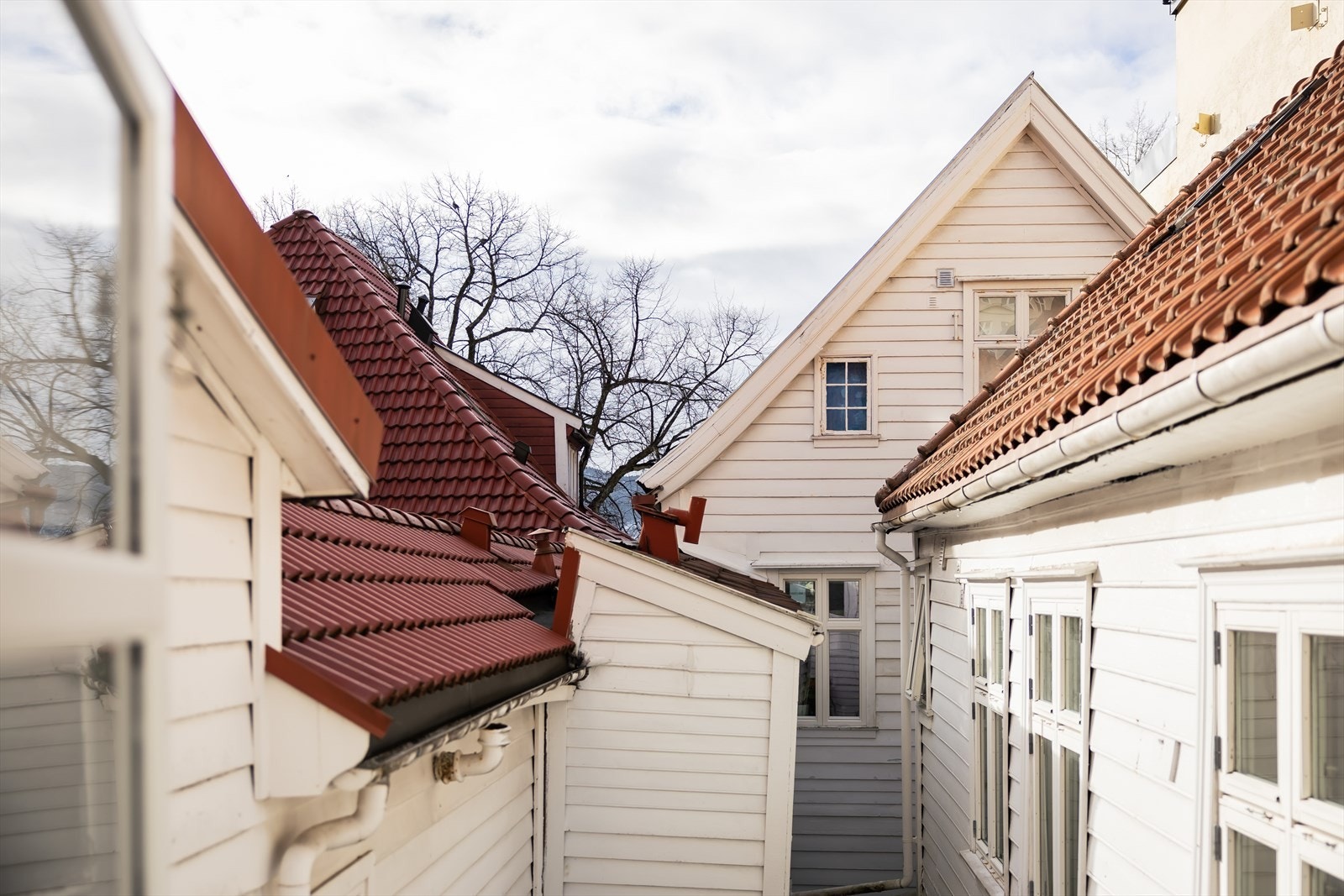 Sjarmerende omgivelser med historisk trehusbebyggelse. Galleribilde