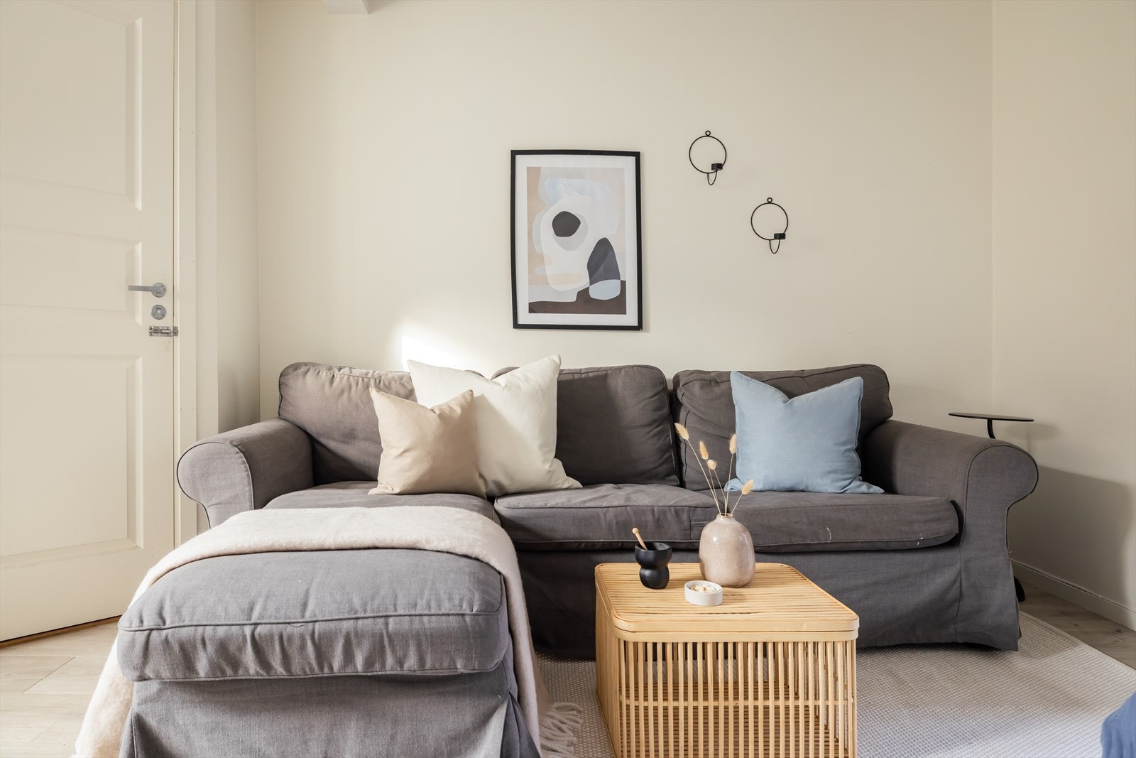 Leiligheten har gjennomgått omfattende oppgraderinger de senere år, og holder god standard. Galleribilde