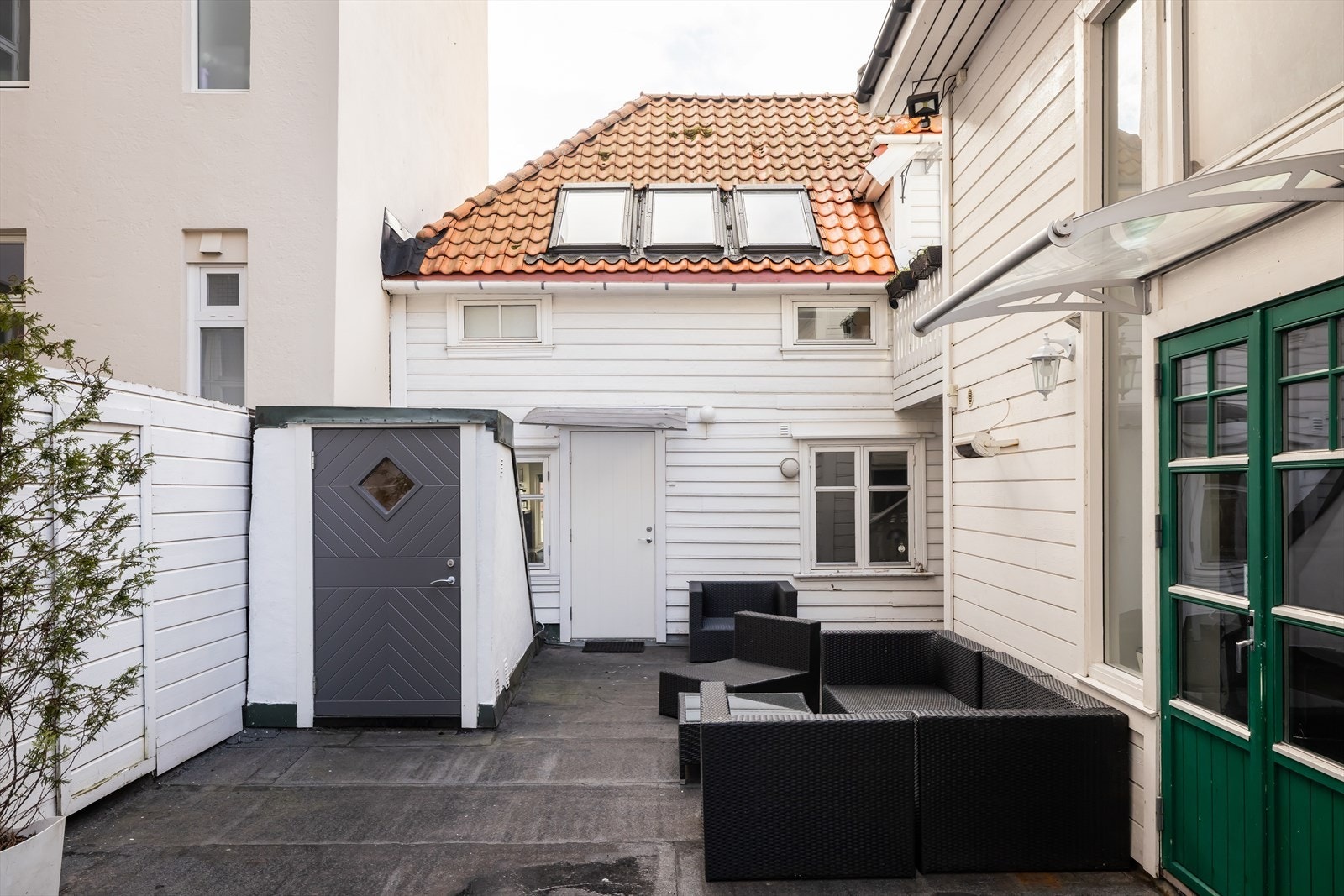 Stor bakgård (felles) med separate inngangsdører til hyblene. I dag utleid (begge) for kr. 214 700,- pr. år (inkl. strøm). Galleribilde