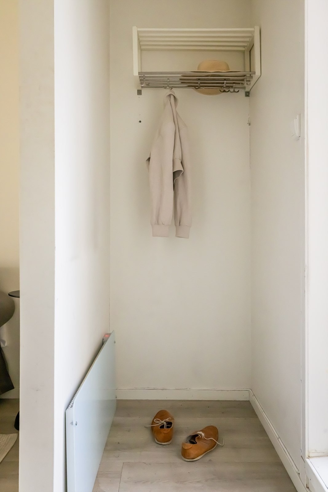 Innledningsvis presenteres venstre hybel, med inngangsdør rett fra bakgård. Praktisk inngangsparti med rom for yttertøy og sko. Galleribilde