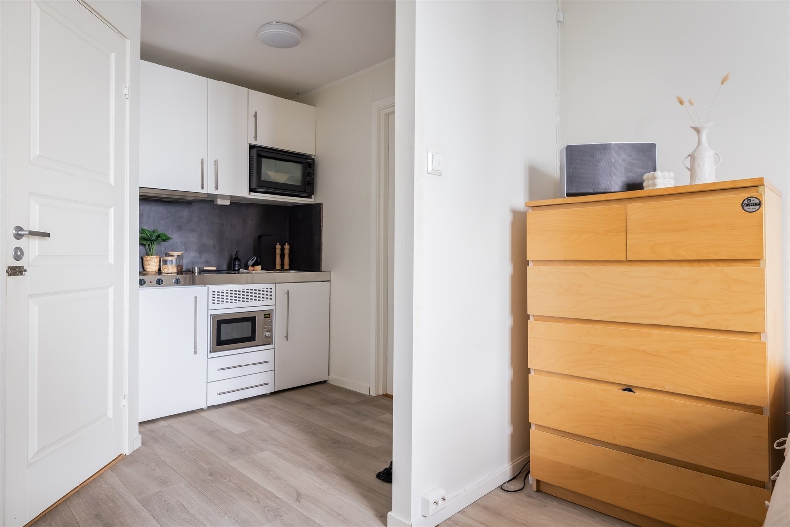 Hybel er utleid i dag for kr. 107 300,- pr. år. Dersom du selv bebor den andre hybelen, er disse leieinntektene skattefrie. Galleribilde