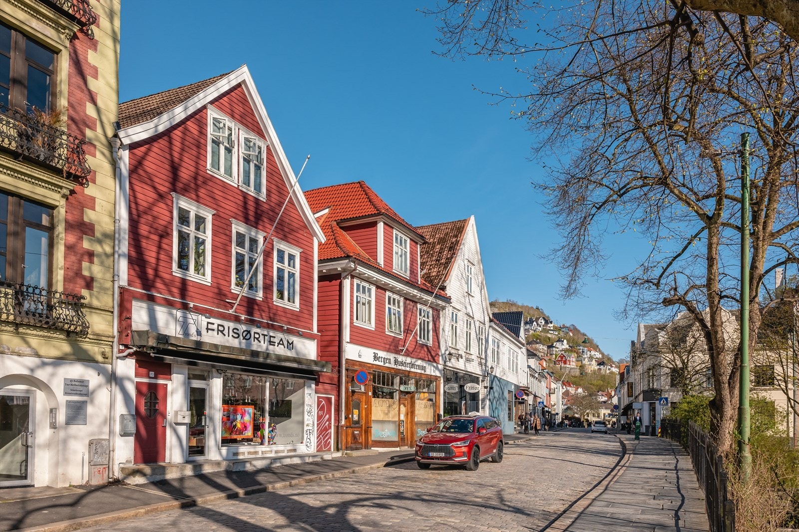 Bilde tatt fra fremside av sameiet (rødt bygg med frisør). Leiligheten er skjermet, men få meter bak Øvregaten. Galleribilde
