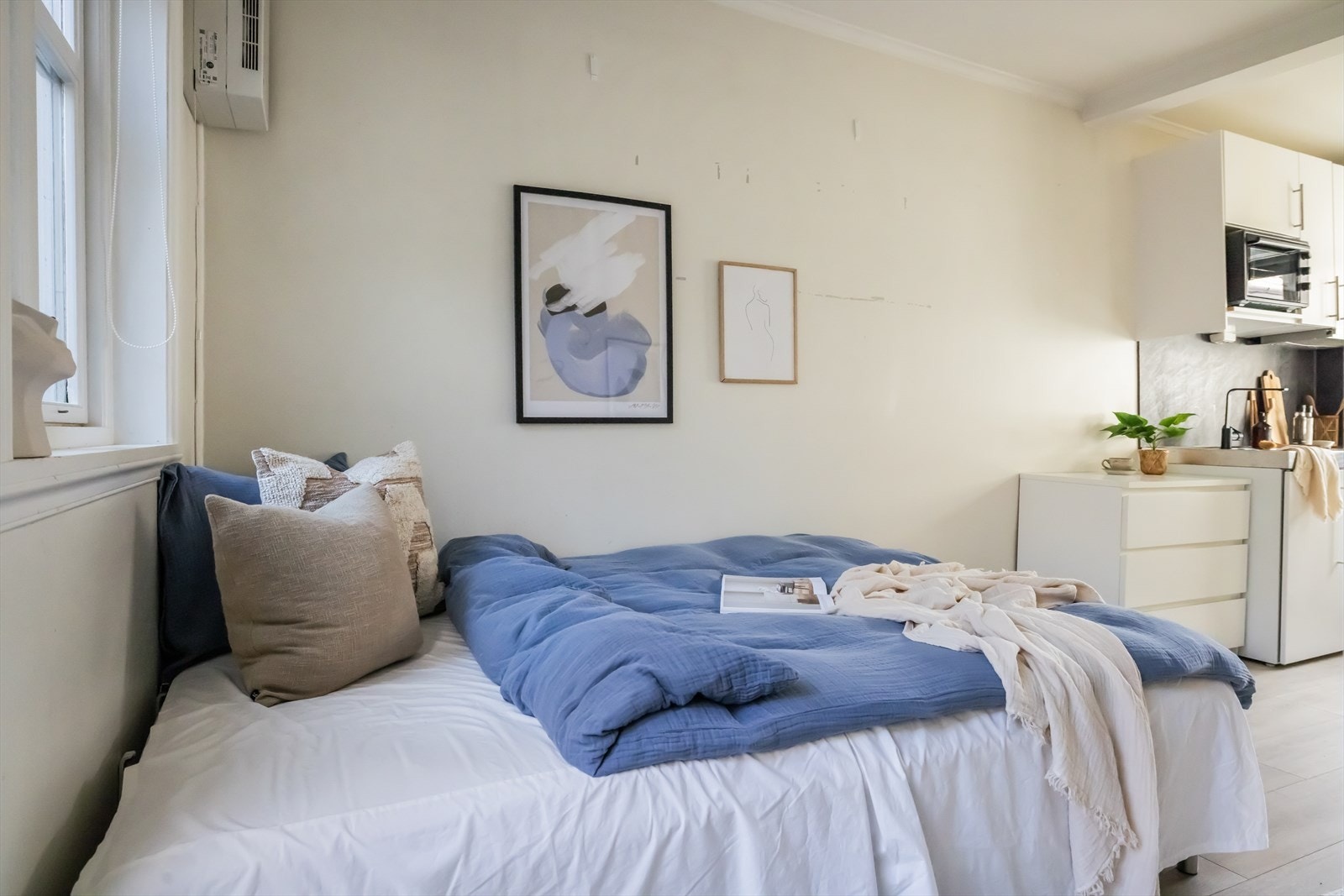 Gulv har fortsatt skjevheter, men er rettet opp. Det er nytt gulv (lys én-stavs laminat) og oppussede overflater. Galleribilde