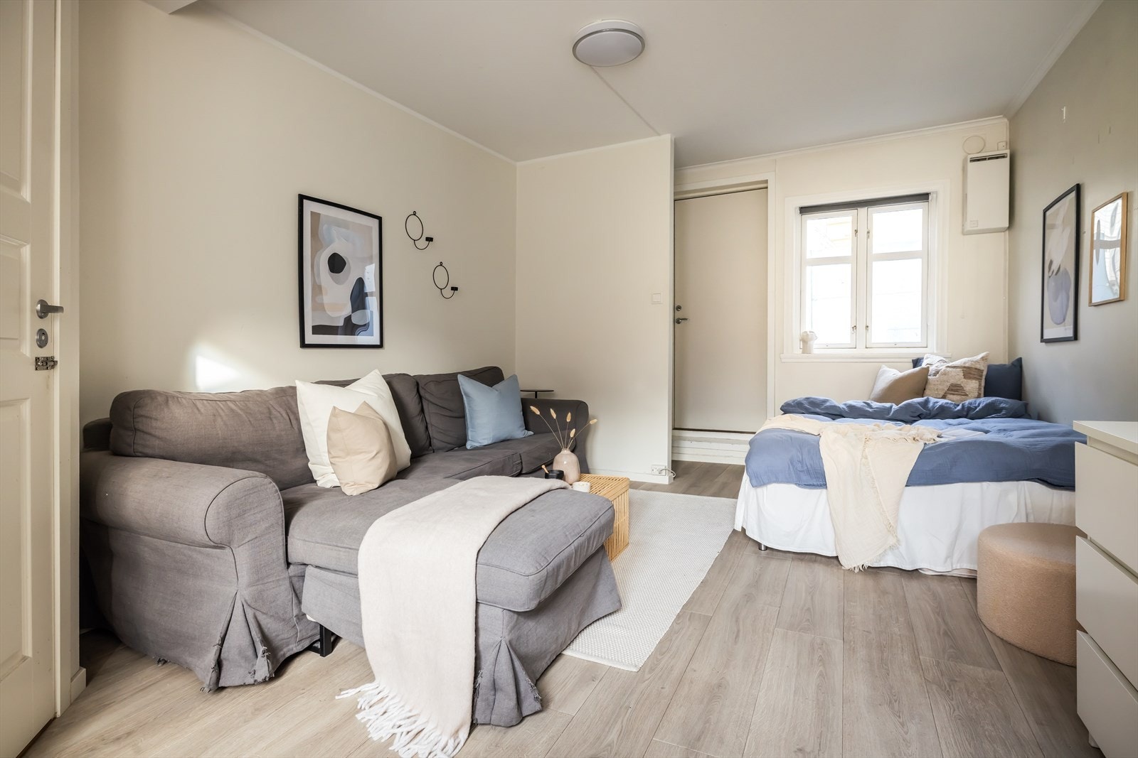 Unik, svært funksjonell og nylig oppusset utleiedrøm/perfekt førstegangskjøp. To separate hybler med stor uteplass i skjermet smau. Galleribilde