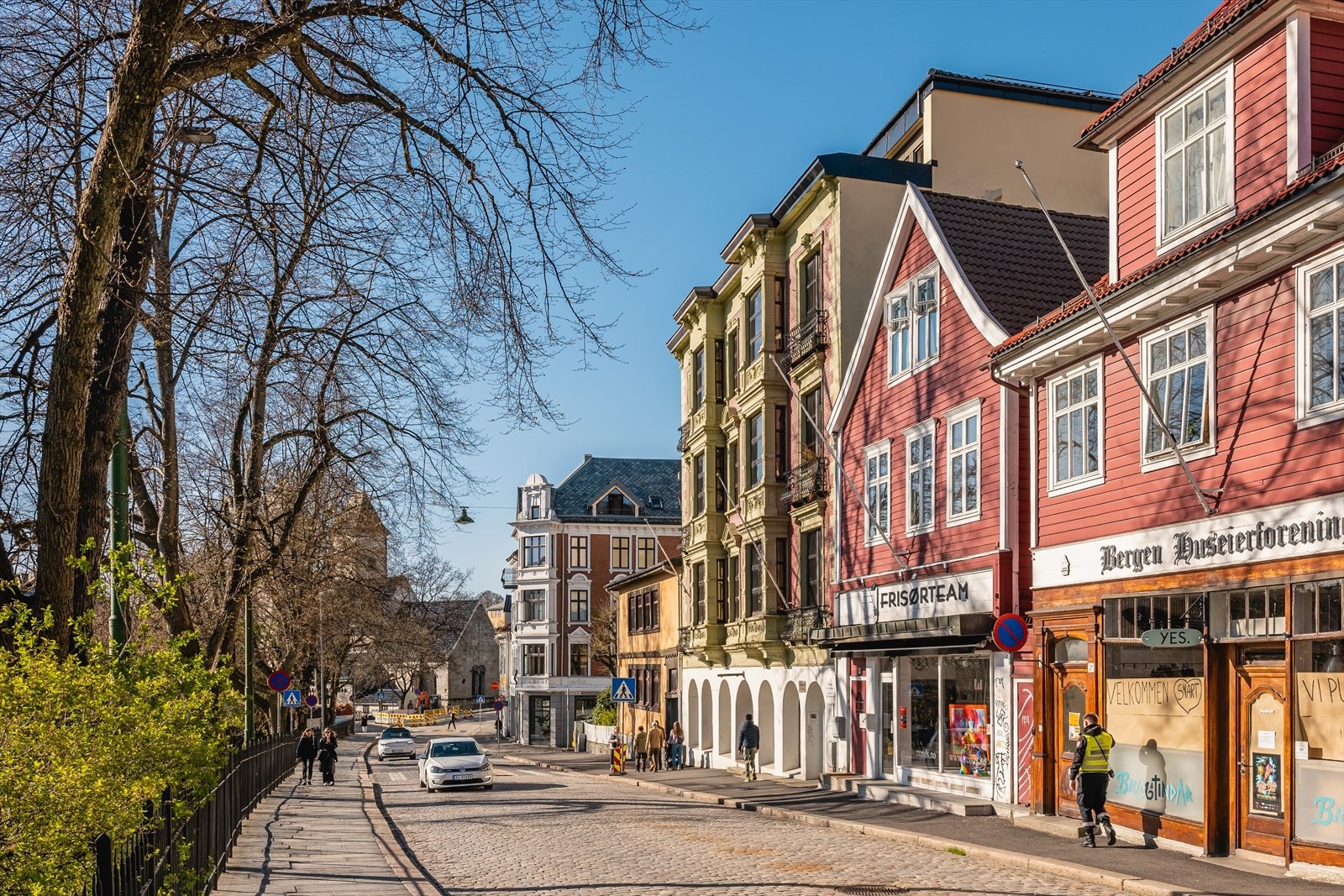 Umiddelbar nærhet til butikk, Bryggen (med utallige bussavganger) og turmuligheter oppover mot Fløien. Galleribilde