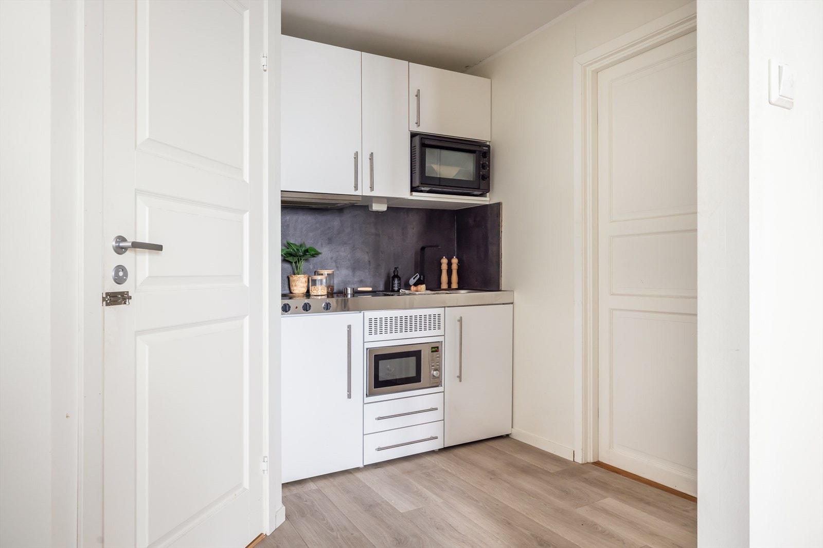 Leiligheten har tilkomst via gang (felles med én nabo). Inngangsdør herfra til høyre for kjøkken. Galleribilde