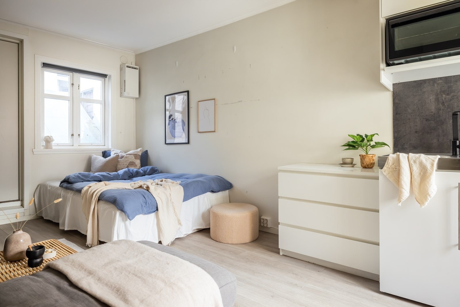 Vindu vender ut mot skjermet (og låst) bakgård, kun tilgjengelig for dine nærmeste naboer. Galleribilde