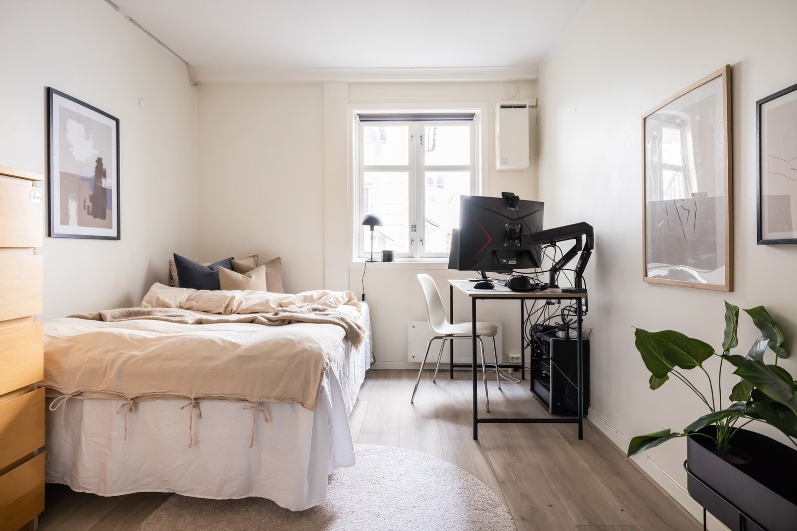 Via bad kommer man inn til hybel nr. 2. Denne er 14 m². Galleribilde