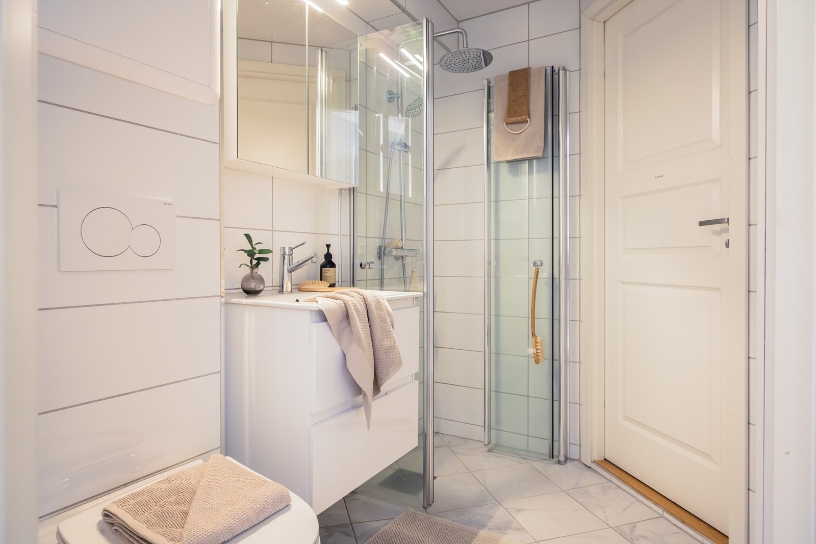 Smart innredet, og plass til å sette inn hylle o.l. for oppbevaring. Varmekabler i gulv. Galleribilde