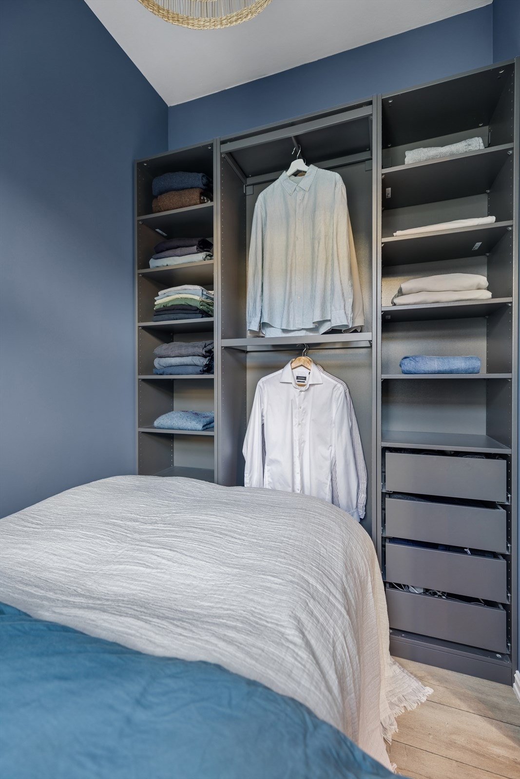 Her er det plass til seng, nattbord og garderobeløsning bak seng. Galleribilde