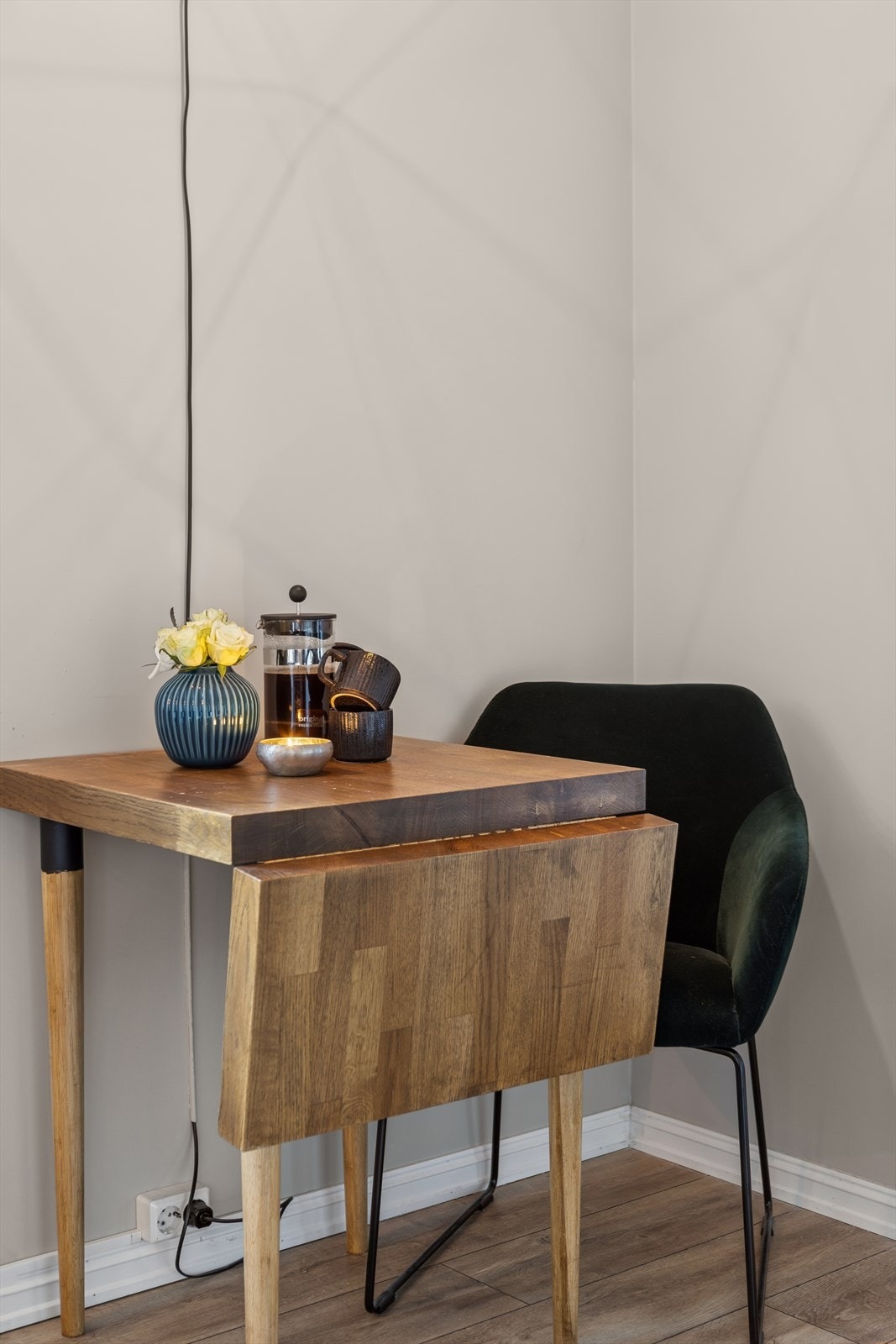 Det er en naturlig plass til spisegruppe i hjørnet mot soverommet. Galleribilde