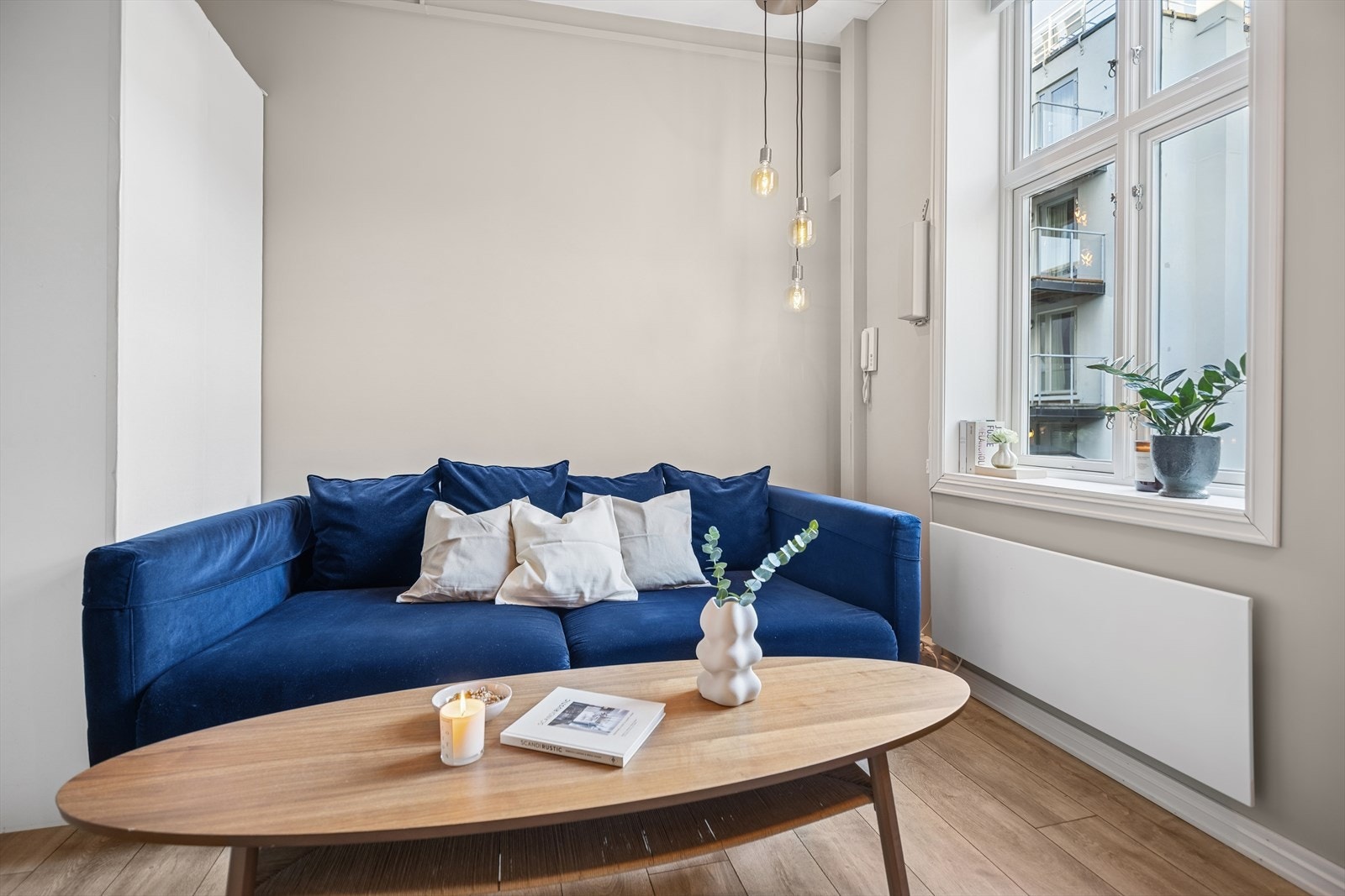 Den generøse takhøyden og de store vindusflatene gjør at stuen oppleves som svært luftig og romslig. Galleribilde