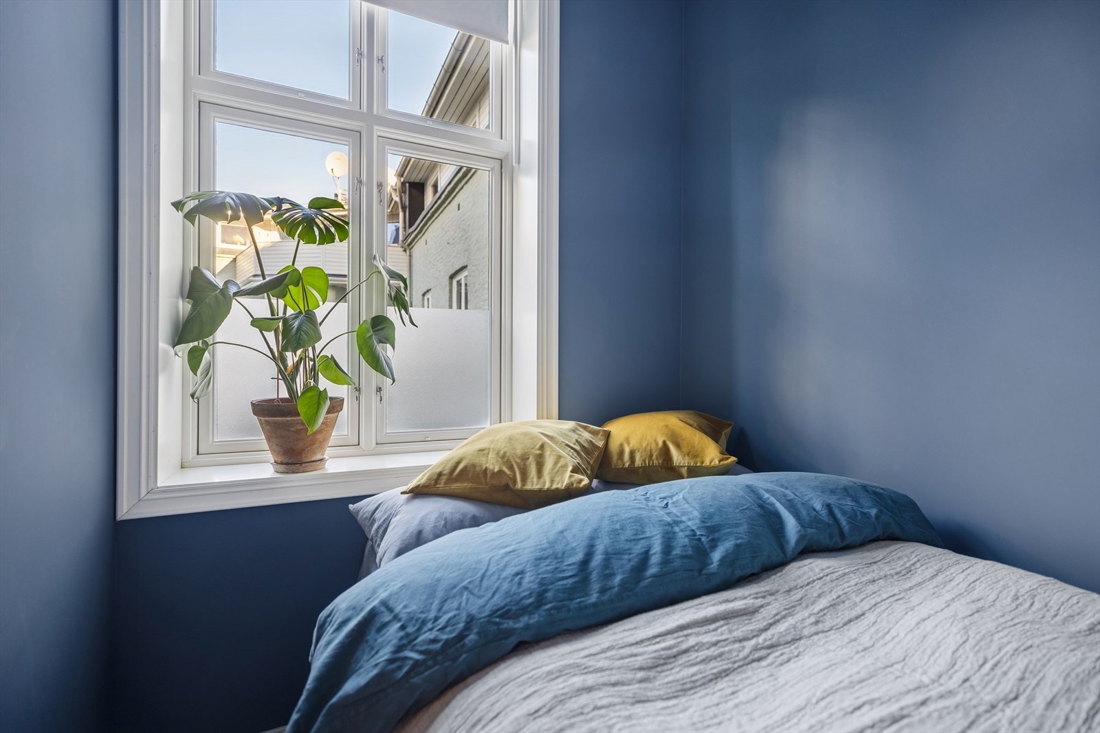 Soverommet vender ut mot fredelig bakgård. Galleribilde