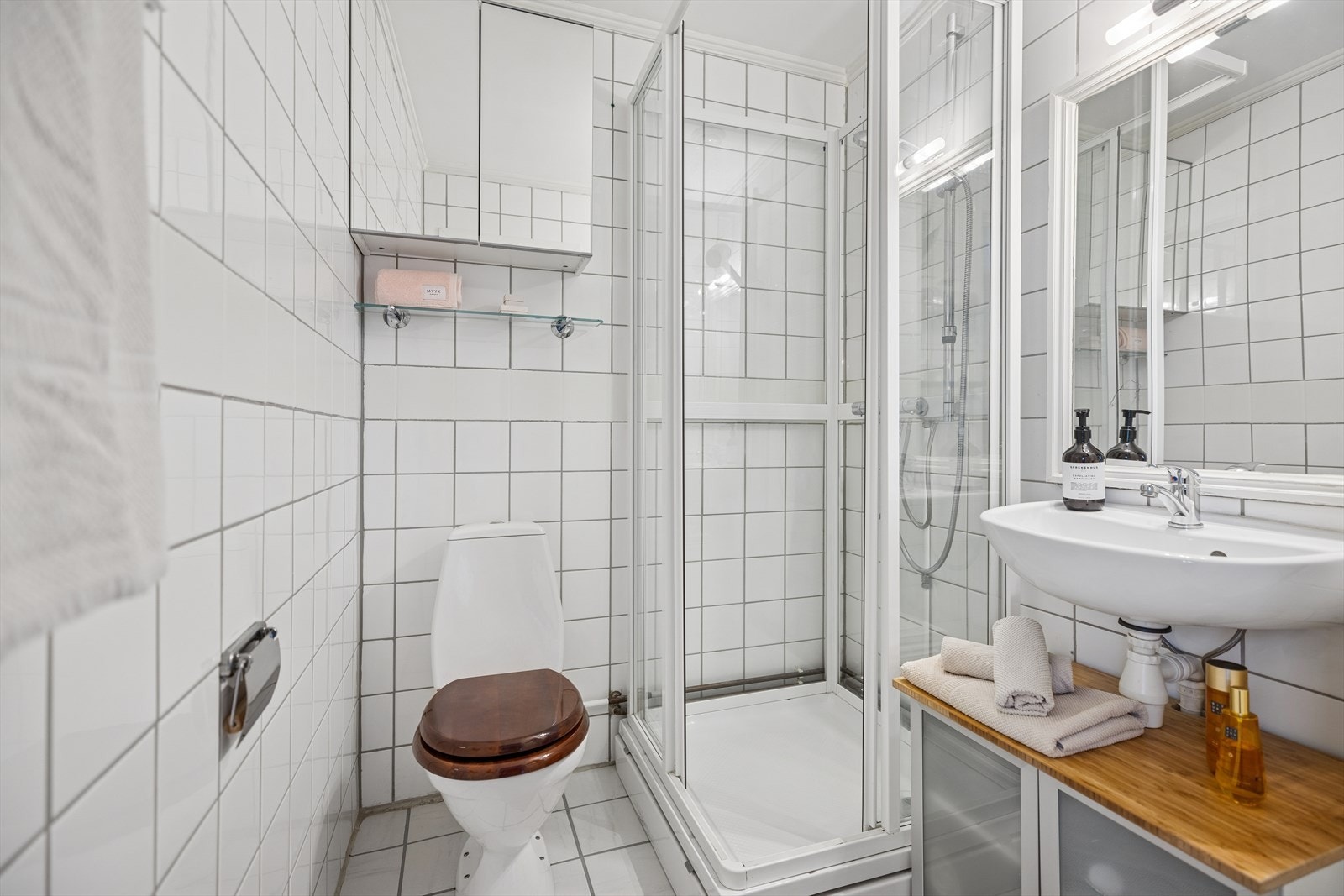 Flislagt baderom med varmekabel. Det er mekanisk avtrekk. Galleribilde