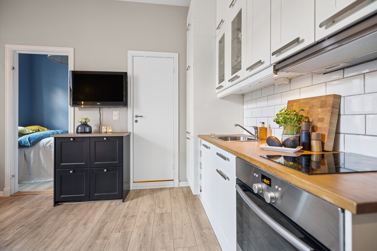 Her er det plass til sofa, tv-løsning og møbler for oppbevaring. Galleribilde