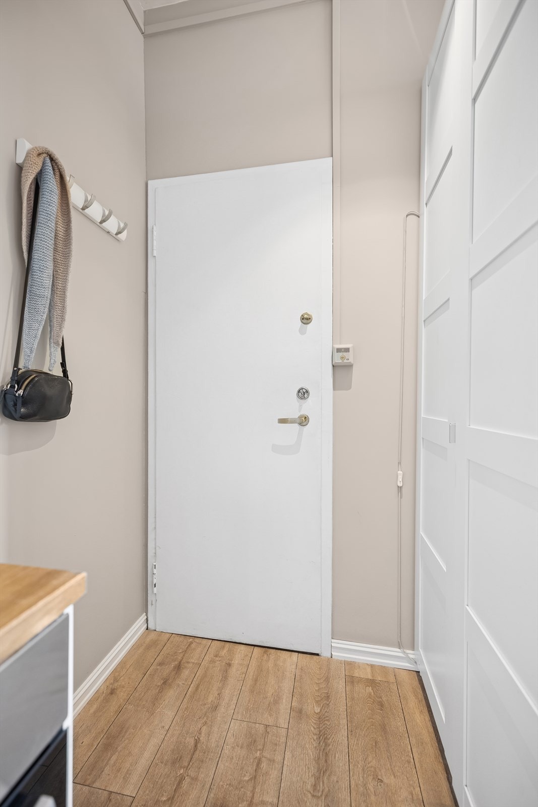 Velkommen inn! Innbydende inngangsparti med god lagringsplass i garderobeskap. Galleribilde