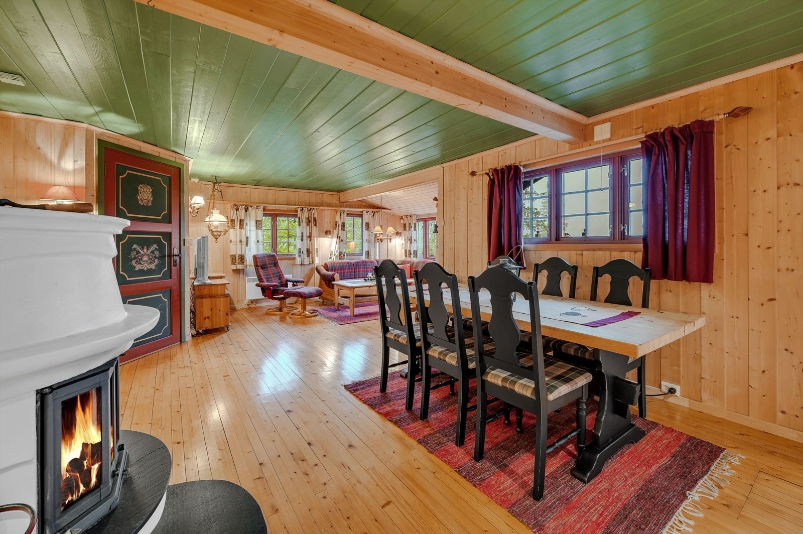 Spisestuen er plassert foran den flotte peisen. Her er det plass til både venner og familie! Galleribilde