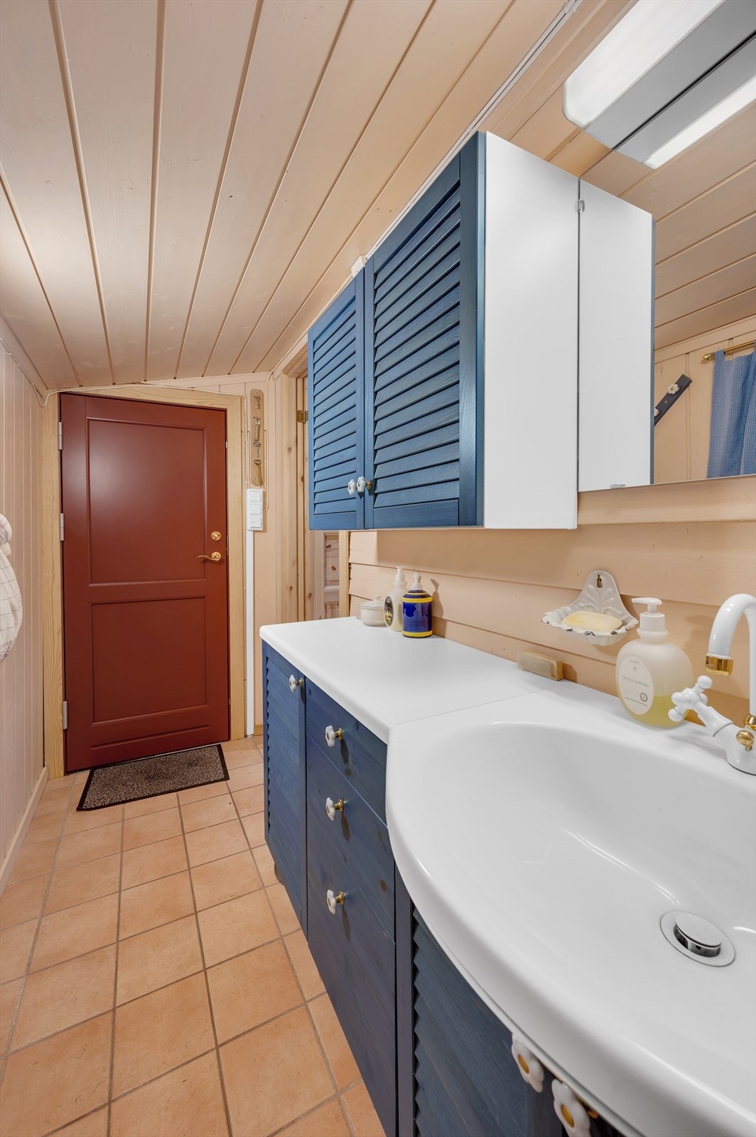 På badet er det også direkte utgang til baksiden av hytta. Galleribilde