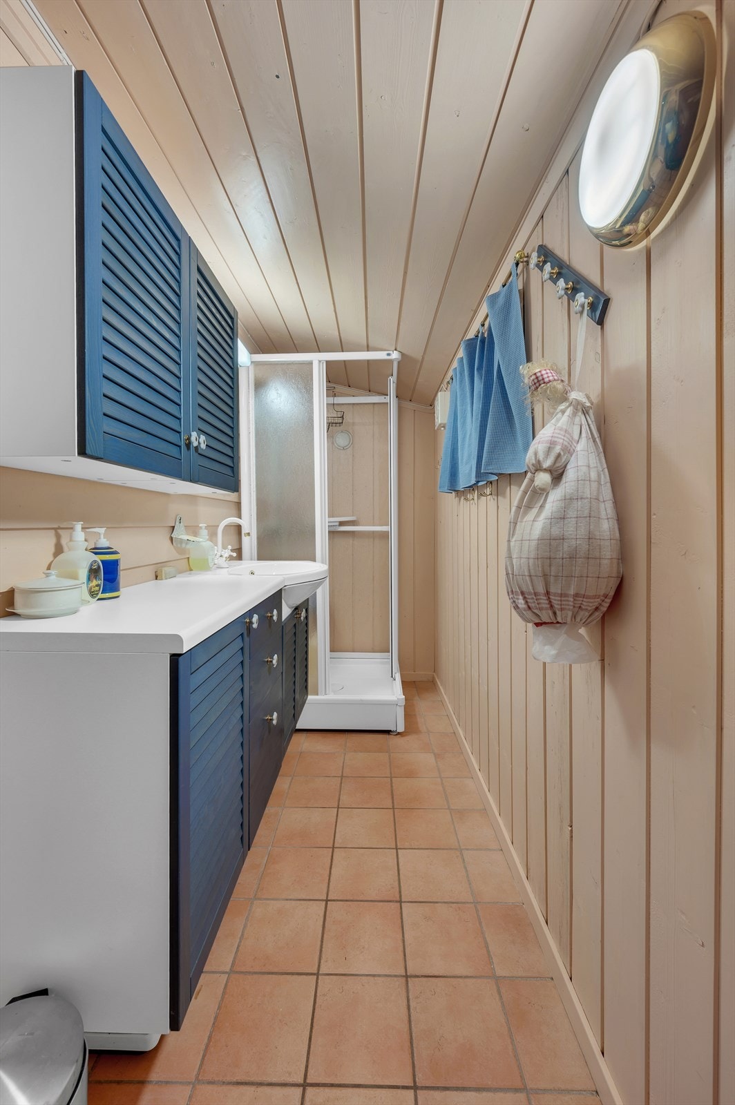 Badet har keramiske gulvfliser fliser og panel på vegger og himling. Galleribilde
