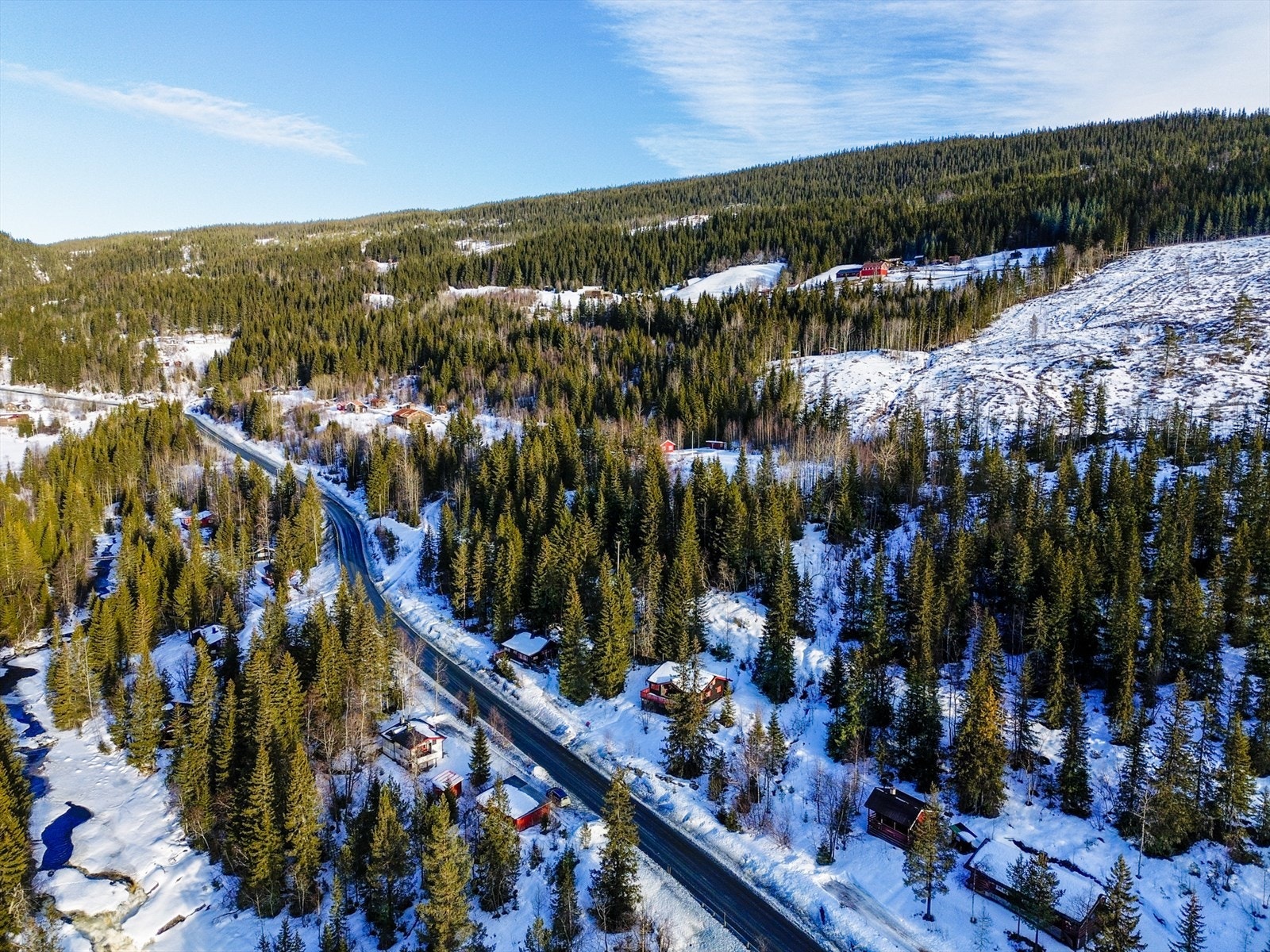 Eiendommen ligger ca. 504 m.o.h. med flotte turområder og kort vei til snaufjellet. Galleribilde