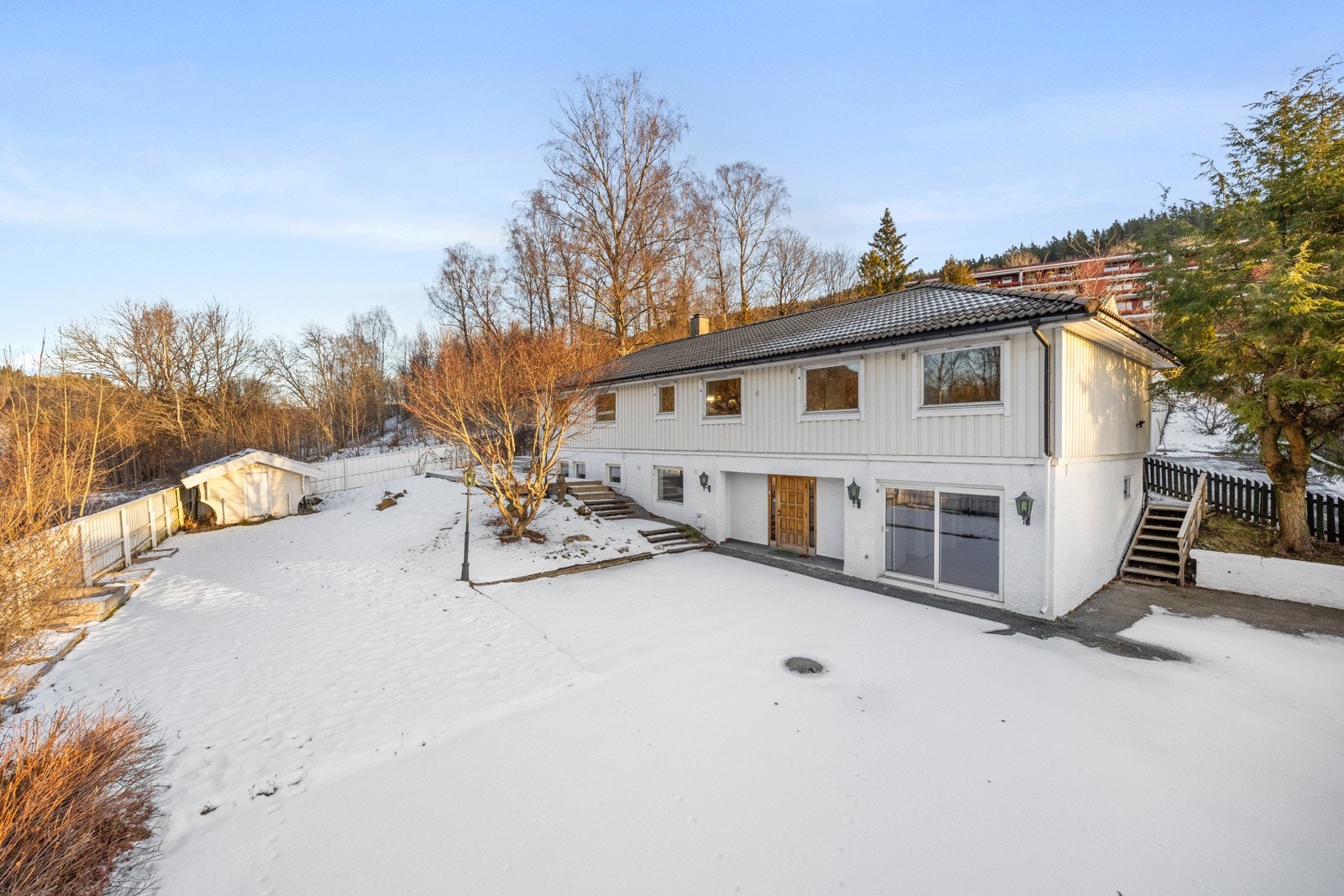 Velkommen til Hammerbakken 30, presentert av eiendomsmegler Edvard Chapsang ved EIE eiendomsmegling avdeling Sandvika. Galleribilde