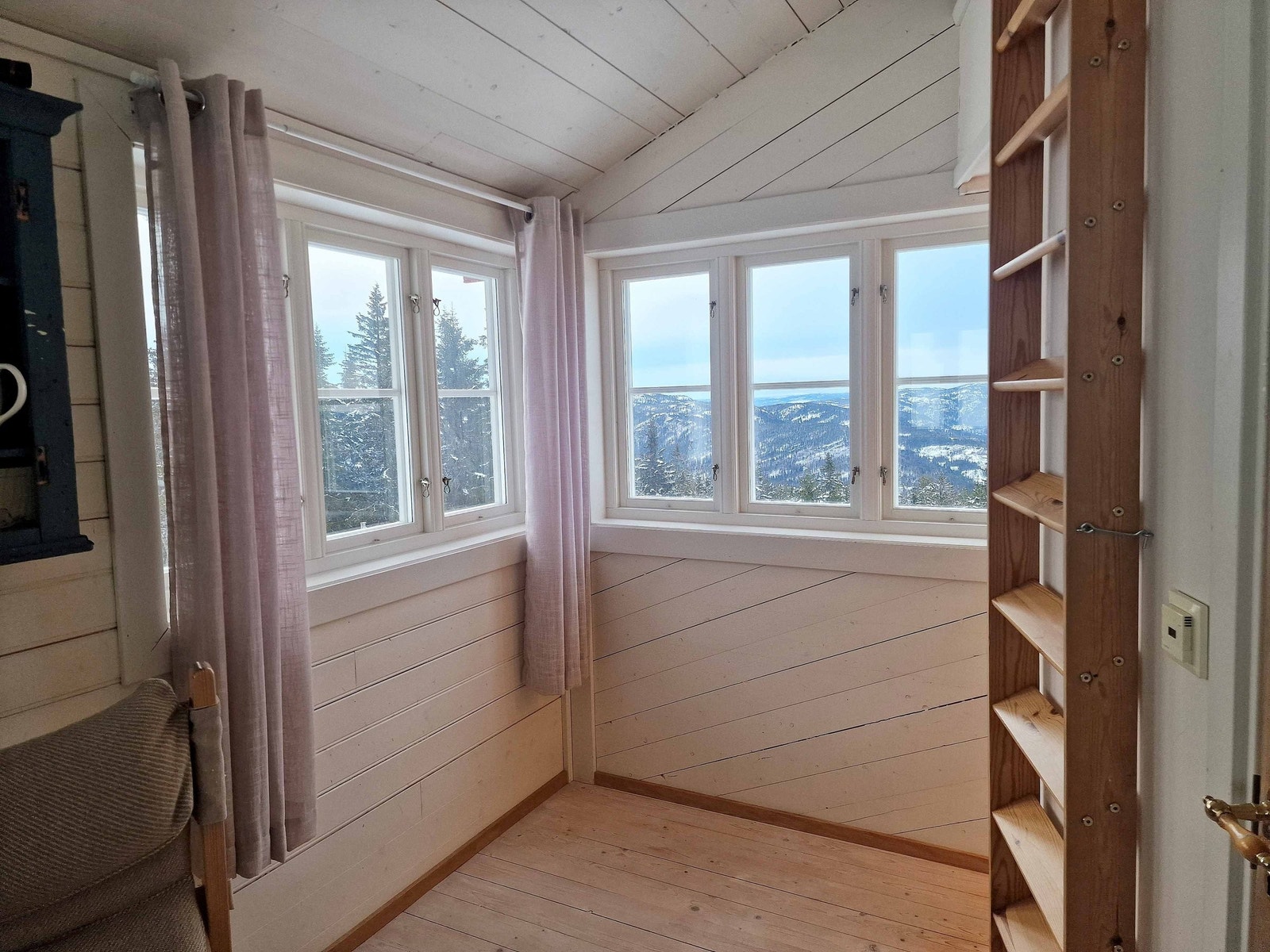 Stige til hems og trapperepos i øvre del av hytta. Galleribilde