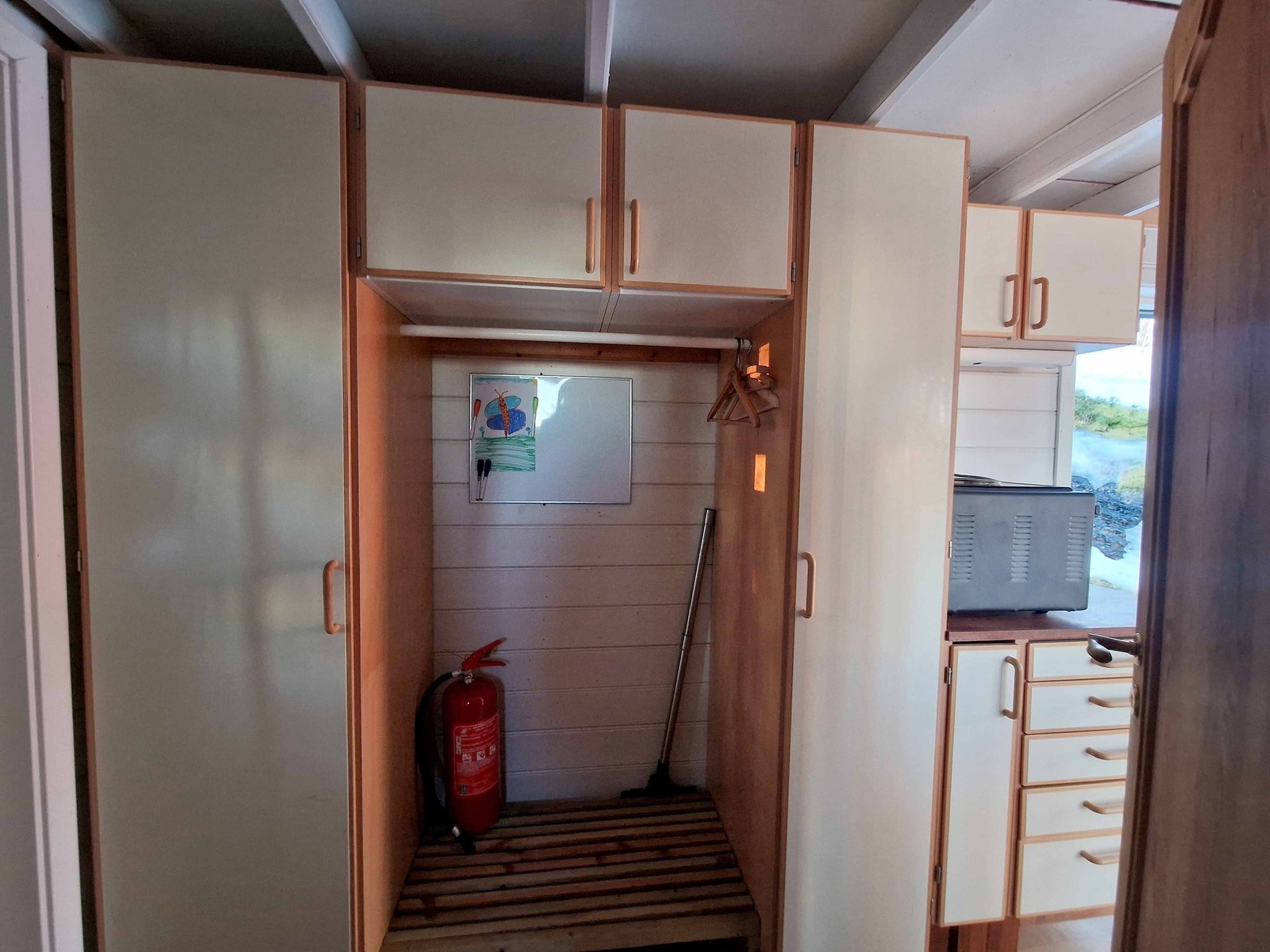 Garderobe i annekset. Galleribilde