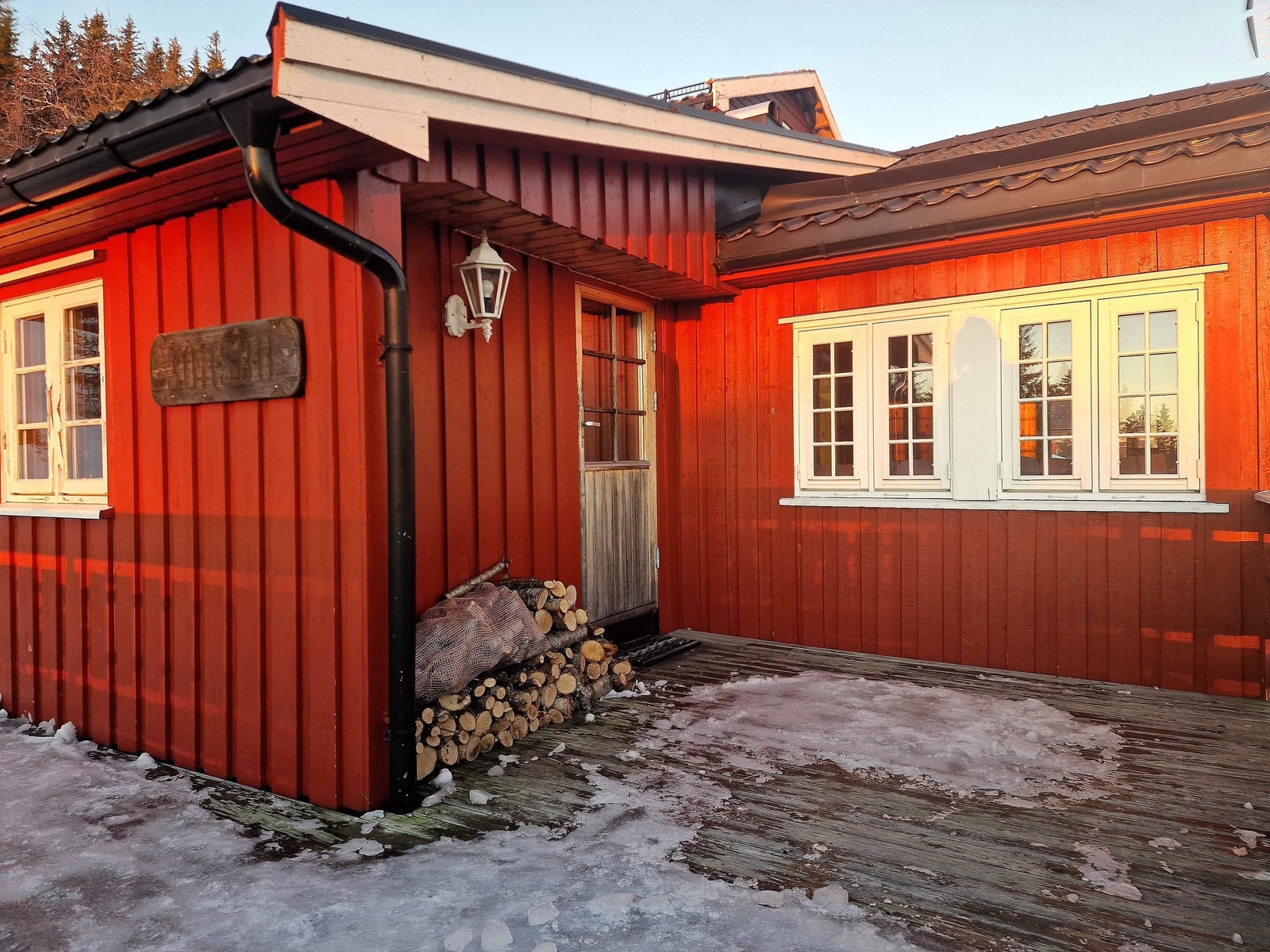 Adkomst til nedre del av hytta. Innenfor er det garderobe og inngang til stue og soverom. Galleribilde