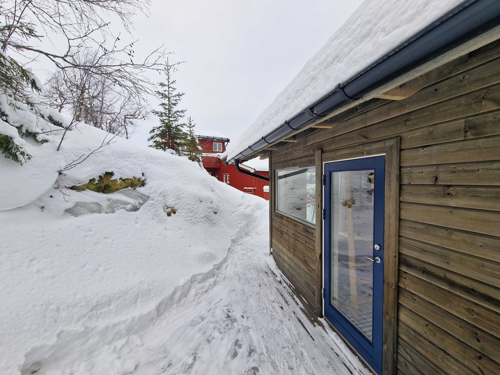Terrasse ved annekset, med hovedhytte i bakgrunnen. Galleribilde