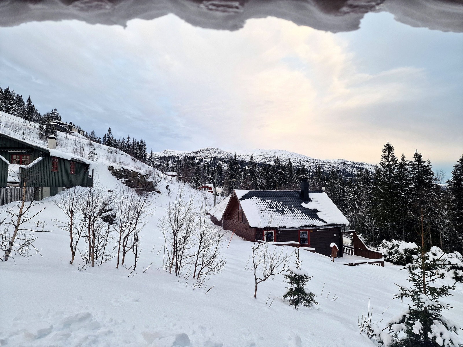 Utsikt mot Skåråfjell fra øvre del av hytta. Galleribilde