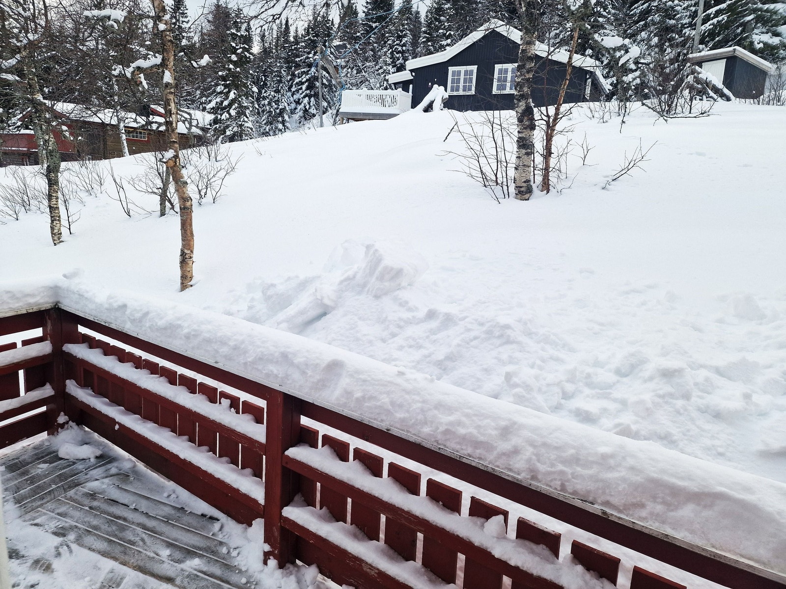 Parti av terrasse øvre del av hytta. Galleribilde