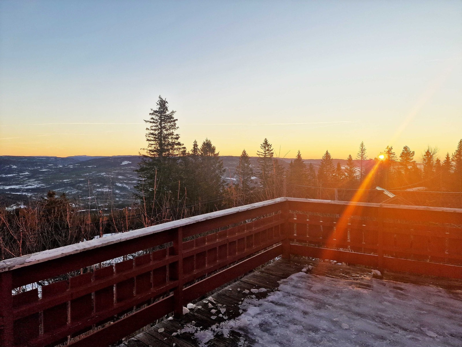 Utsikt fra terrasse i nedre del av hytta. Galleribilde