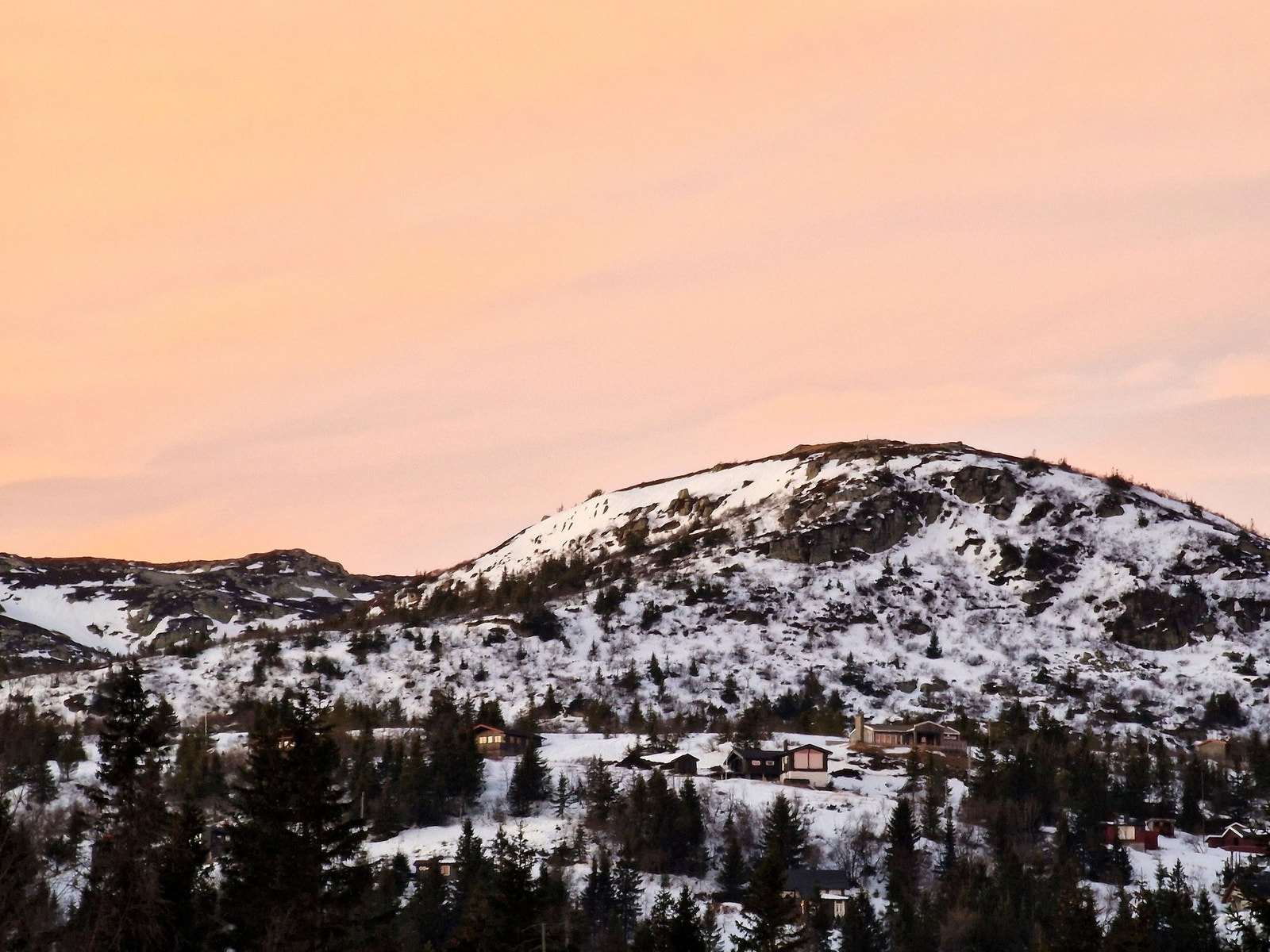 Utsikt mot Skåråfjell fra øvre del av hytta. Galleribilde
