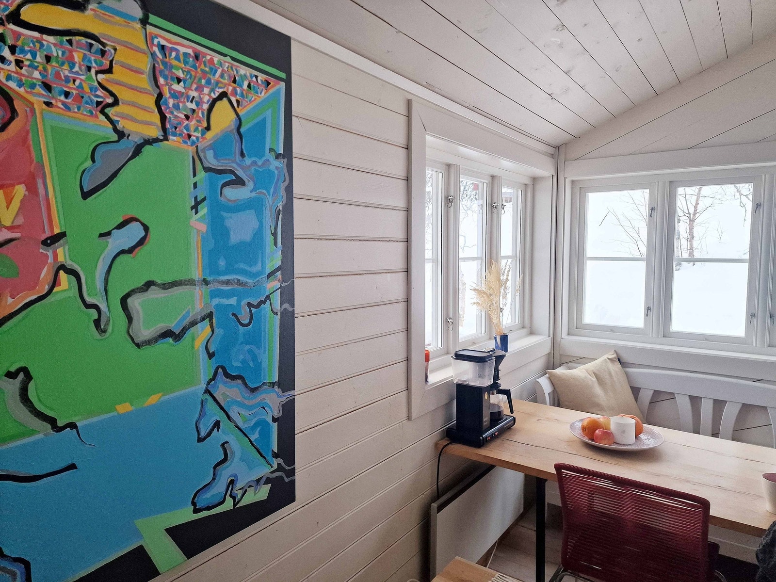 Spiseplass i øvre del av hytta. Galleribilde
