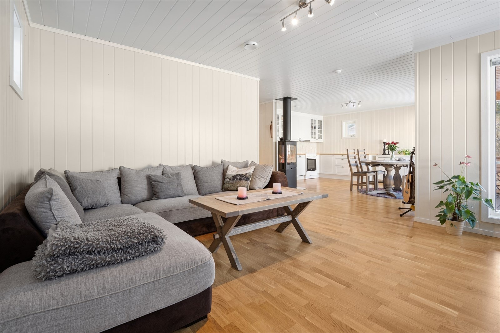 Flott stuedel med plass til romslig sofa. Galleribilde